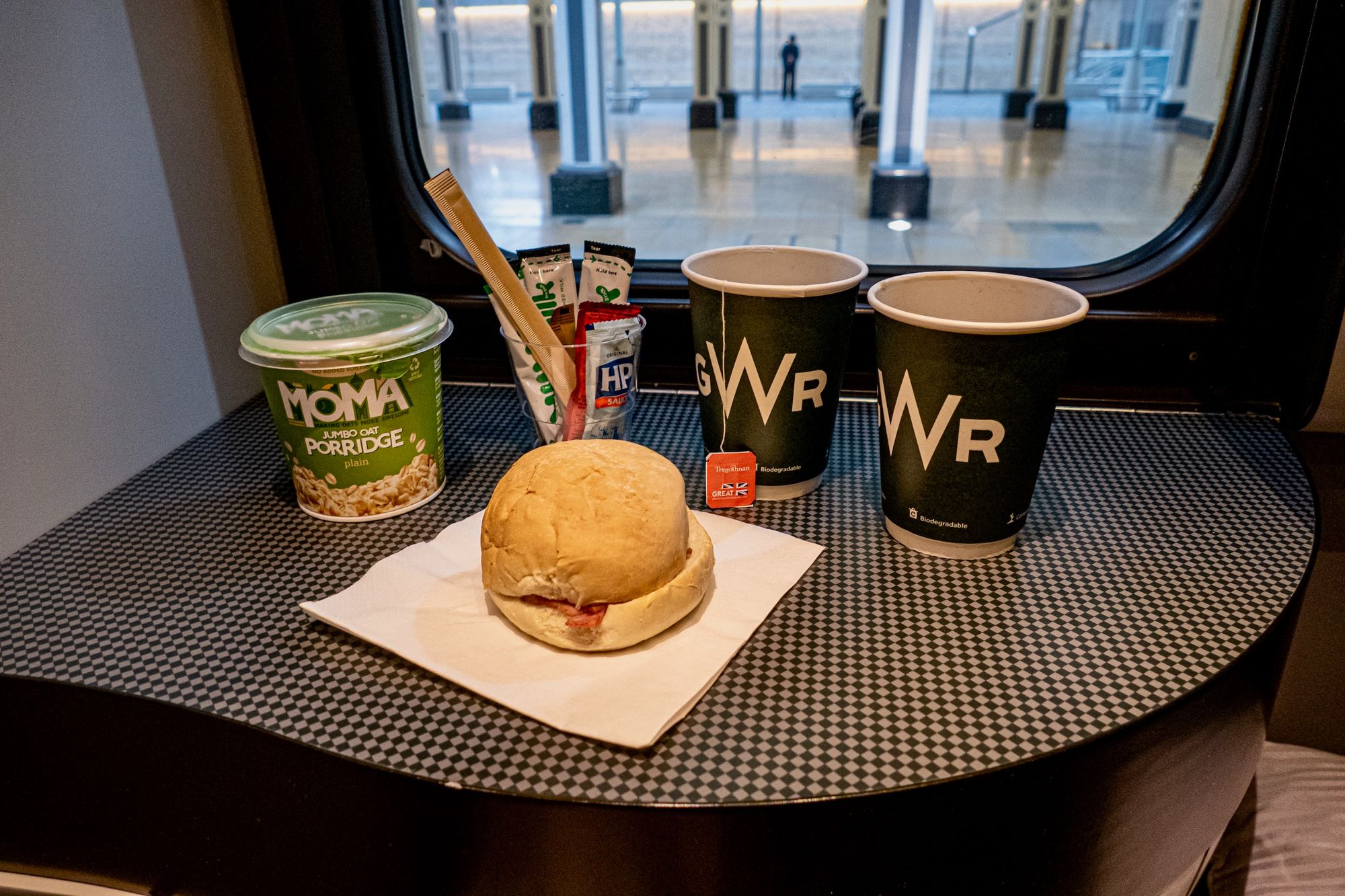 Frühstück im Night Riviera mit Porridge, Sausage Roll, Tee und Kaffee