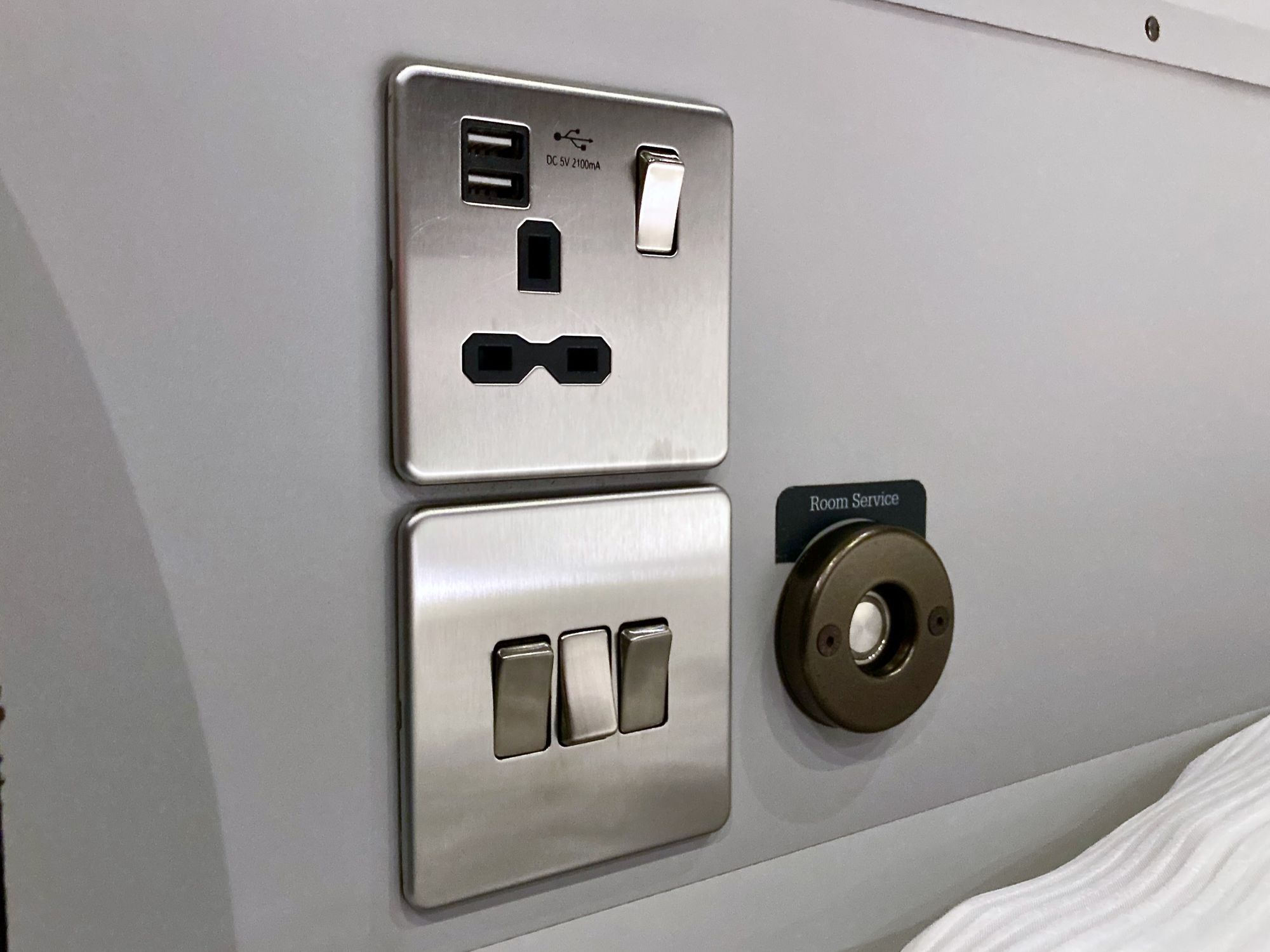 Steckdosen, Schalter und Knopf für Room Service