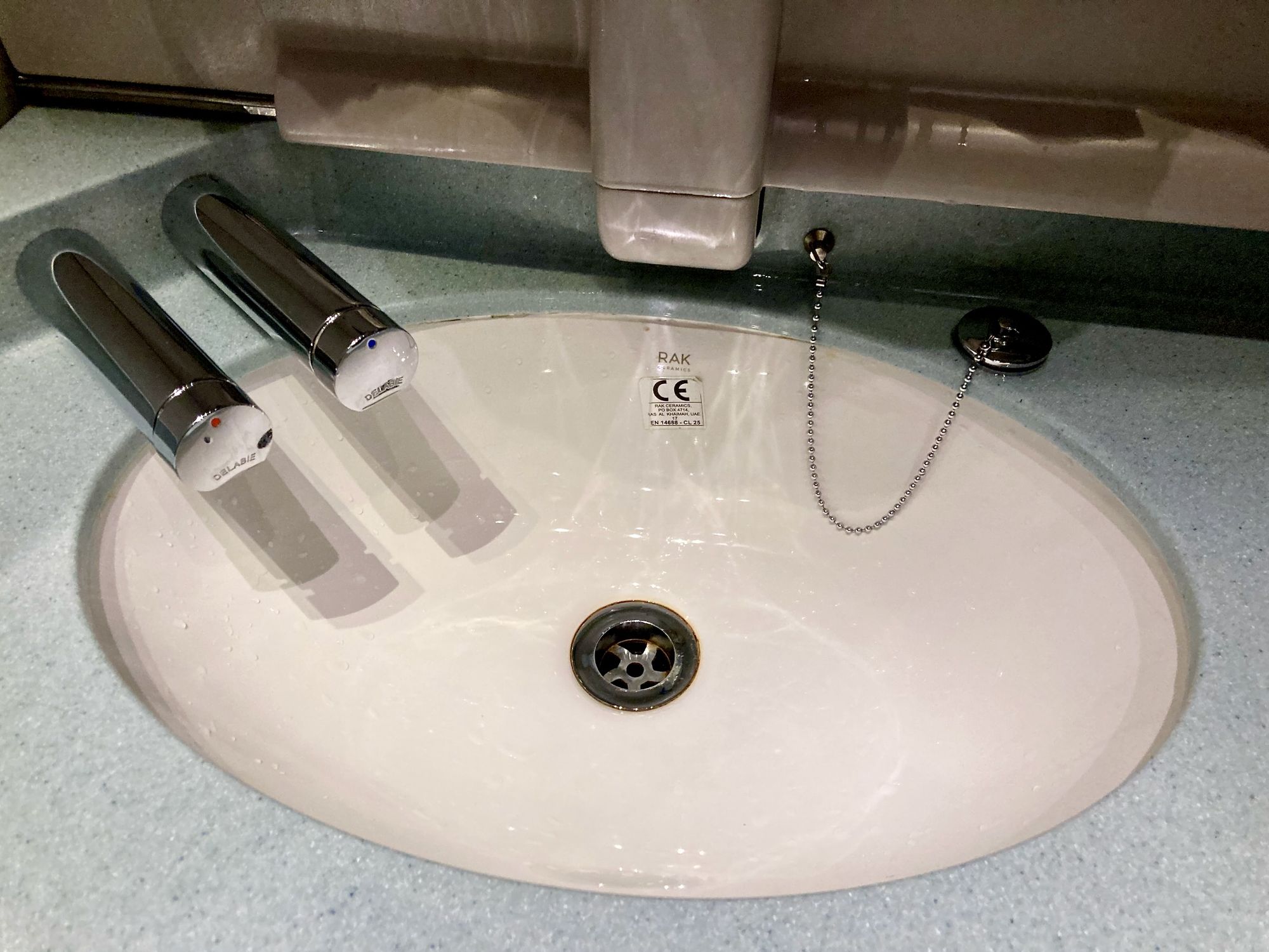 Waschbecken und Hahn für warmes und kaltes Wasser