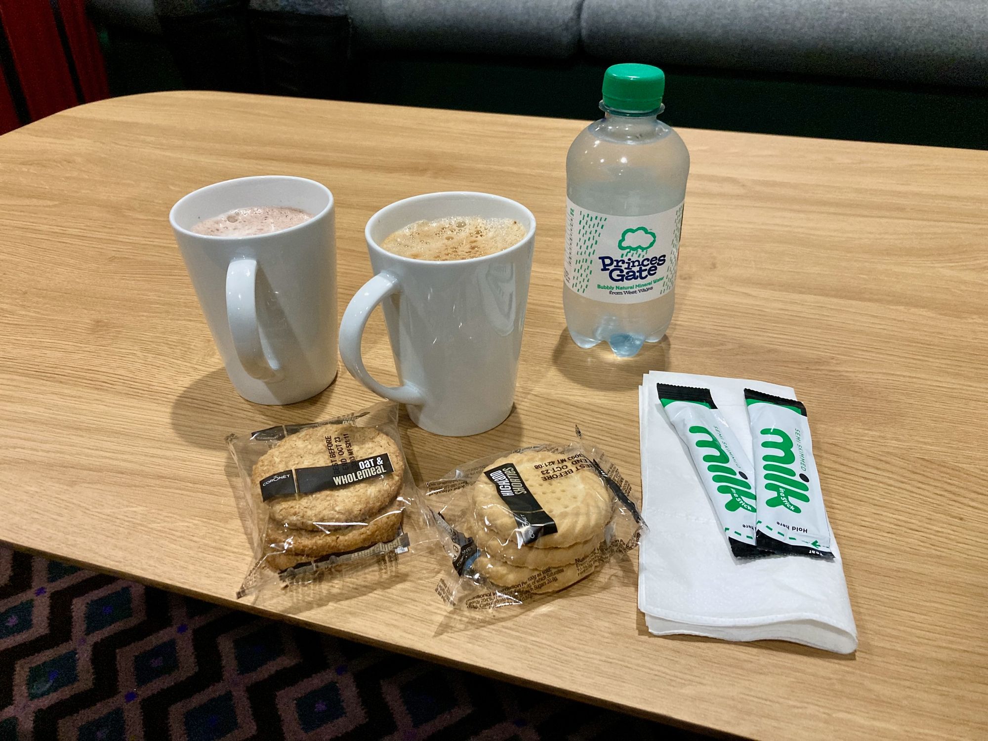 Tee, Kaffee, Kekse und Wasser