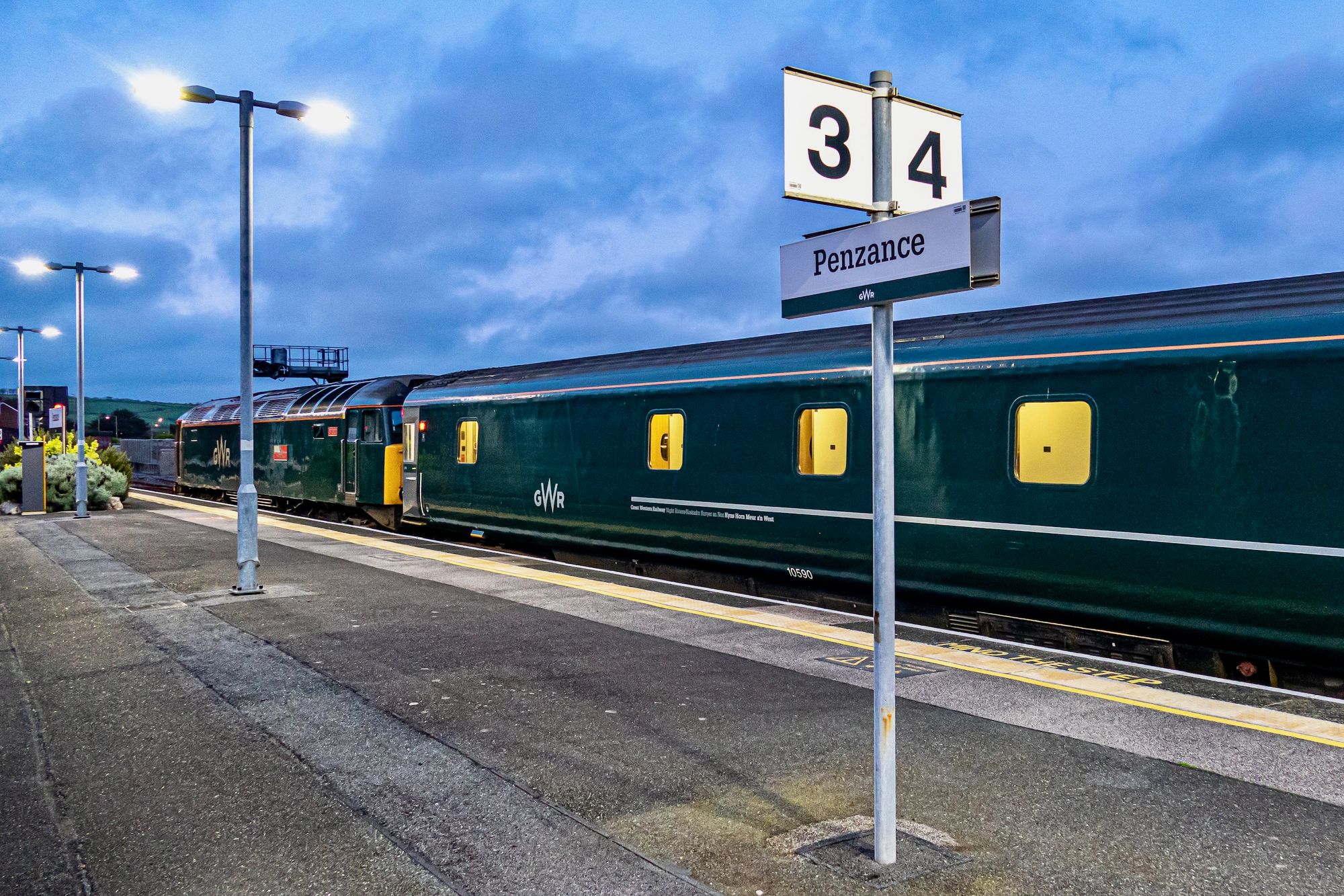 Night Riviera mit Bahnhofsschild Penzance