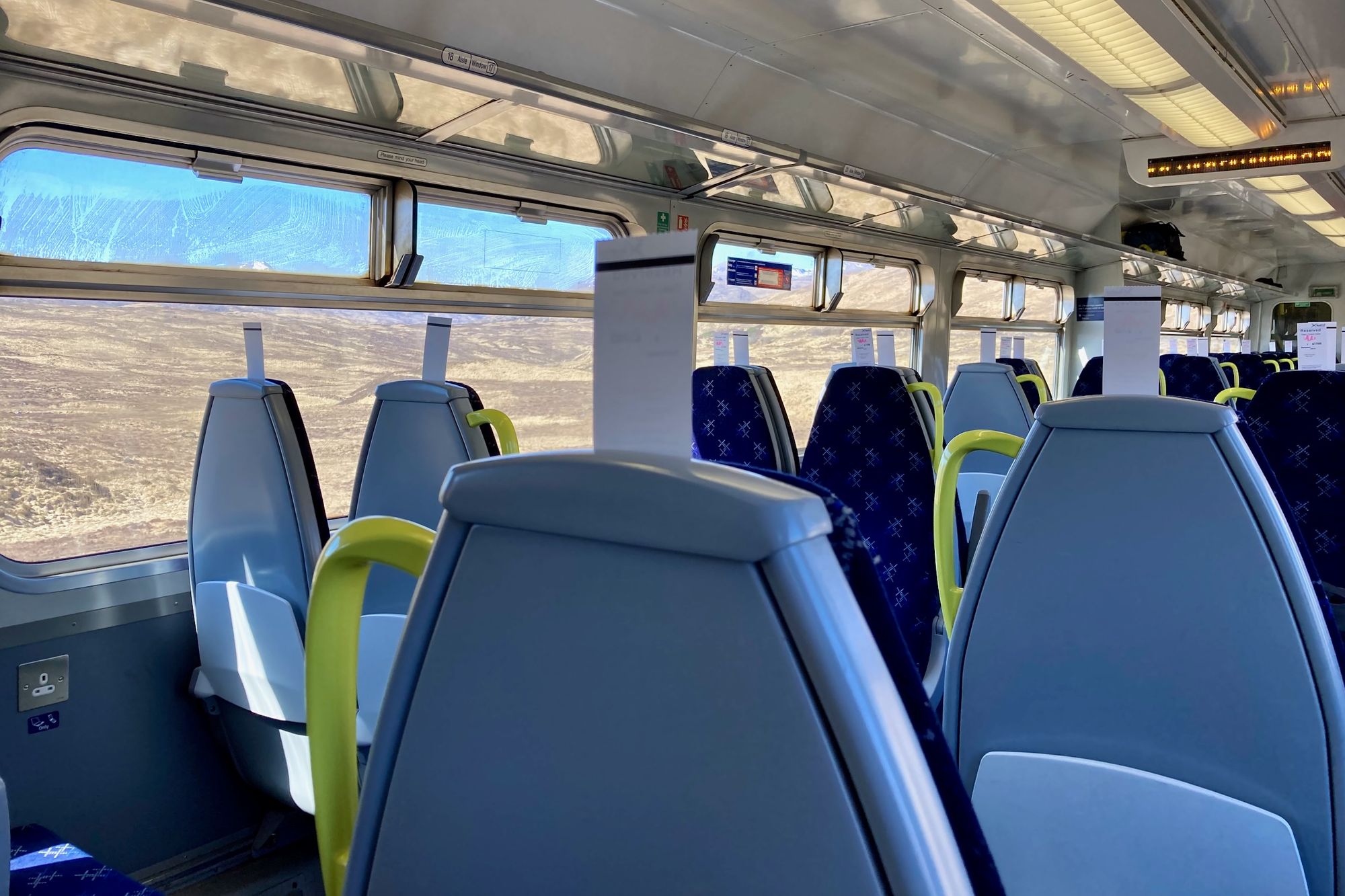 Bild: Innenaufnahme Zug mit Steckkärtchen an einigen Plätzen