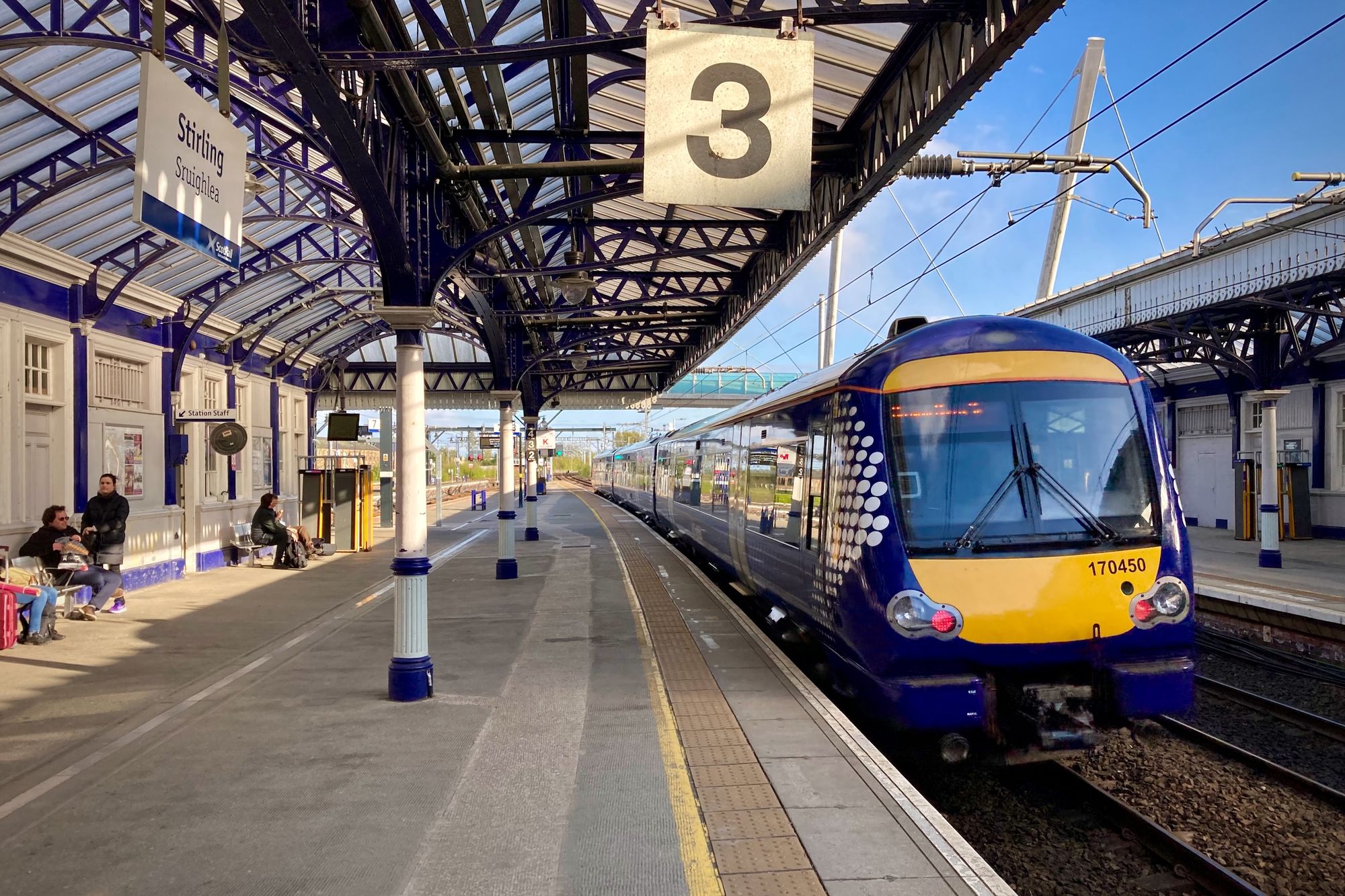 Bild: Turbostar im Bahnhof Stirling