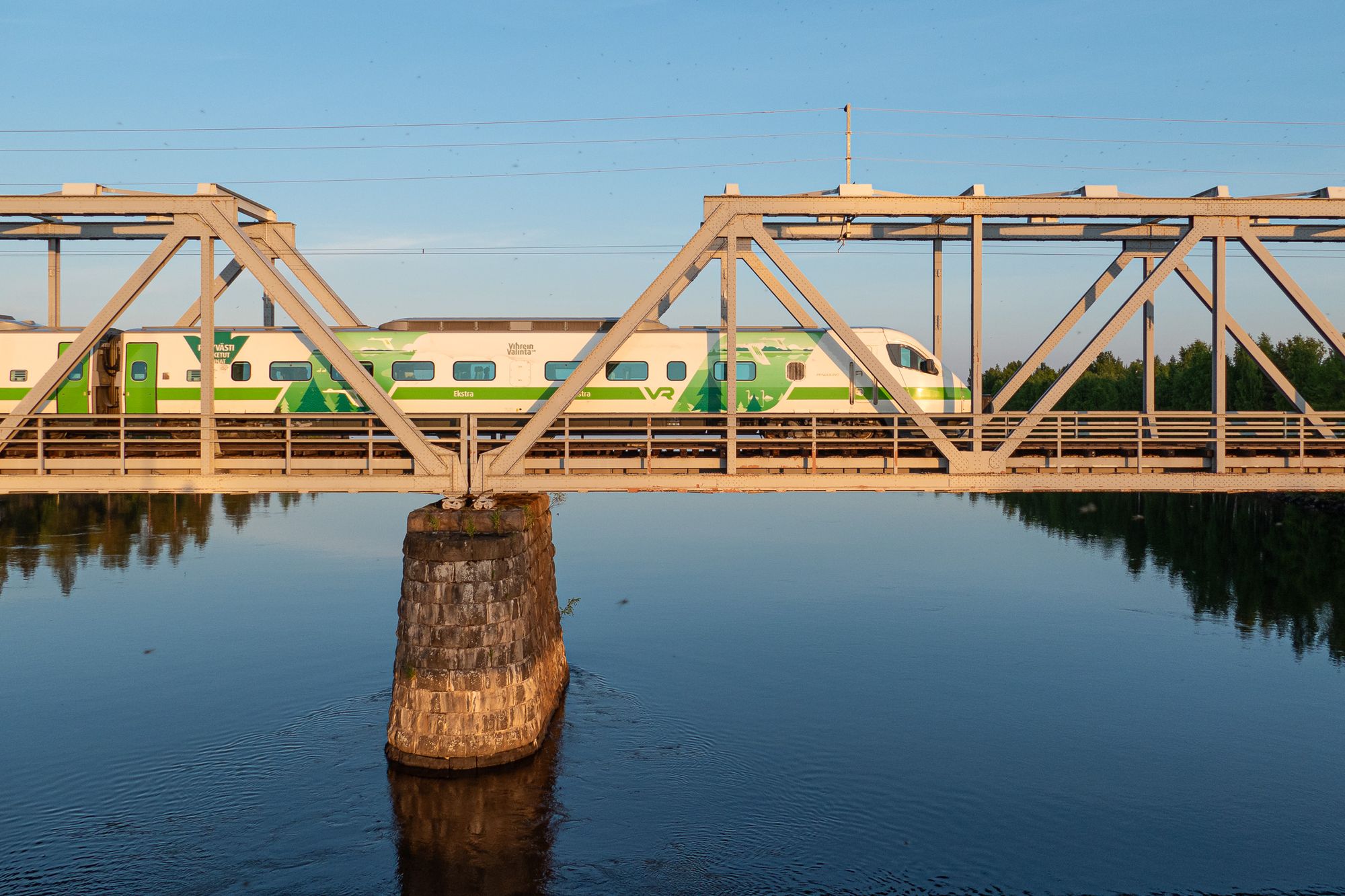 Finnischer Pendolino auf einer Brücke