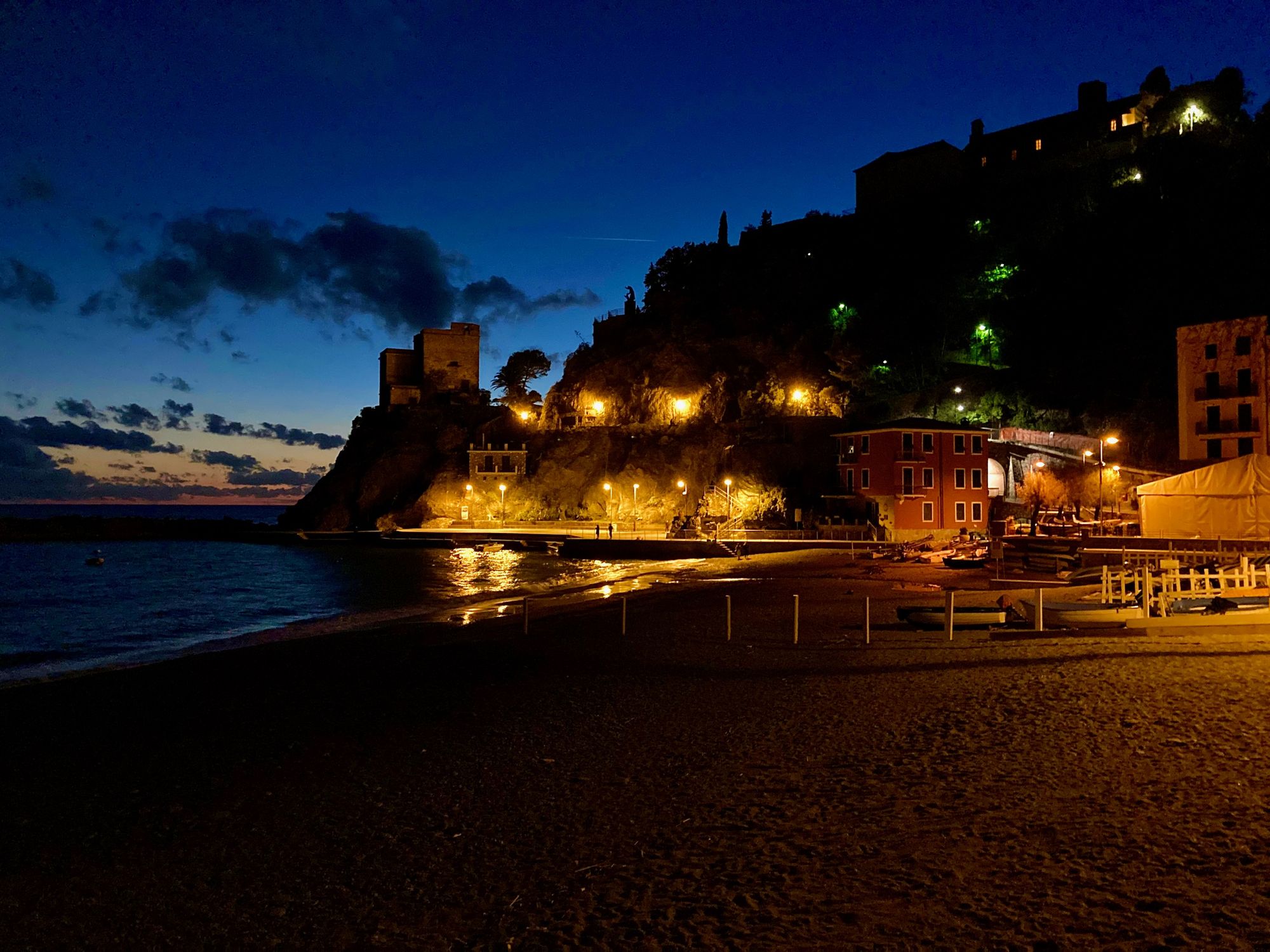 Strand von Monterosso bei Nacht