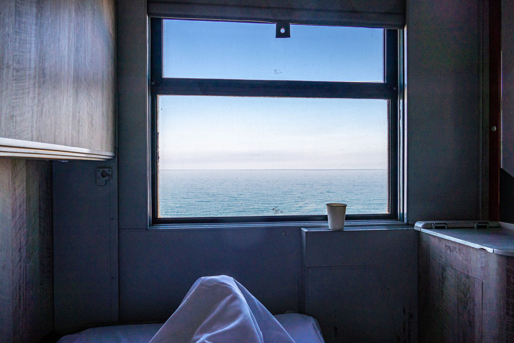 Blick aus dem Abteilfenster auf Meer