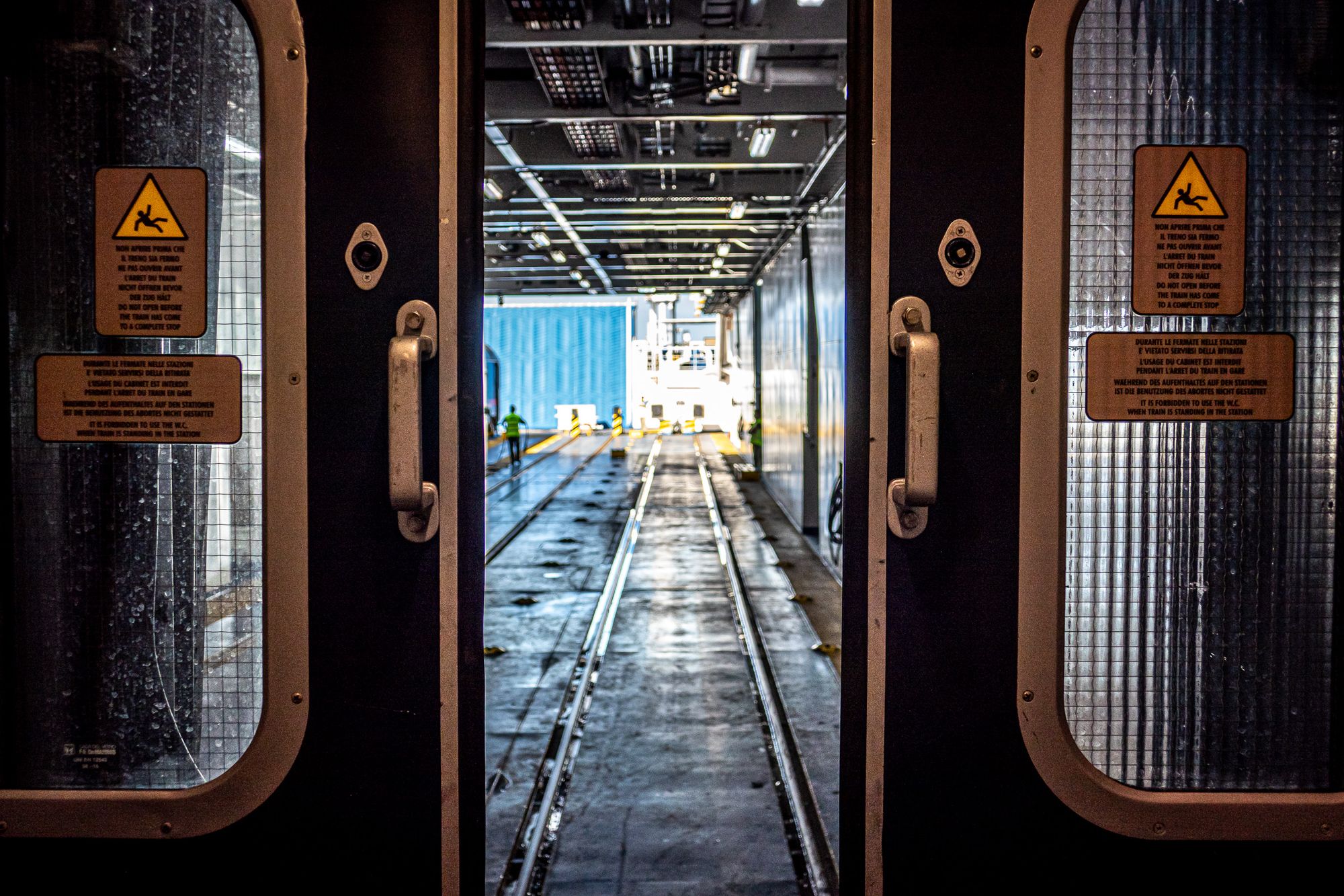 Blick durch die Schiebetür am Wagenübergang