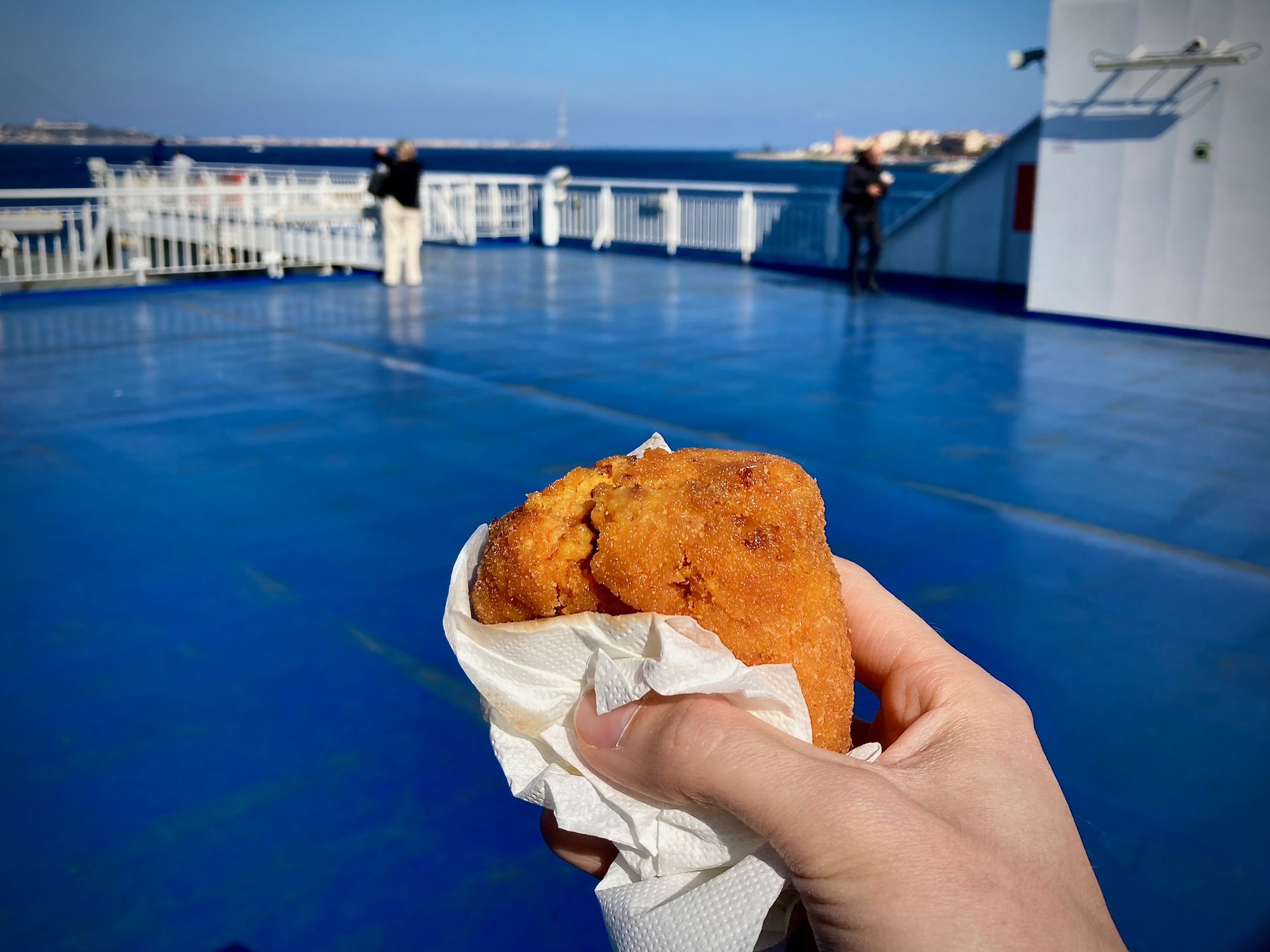 Arancino in meiner Hand auf dem Deck der Fähre