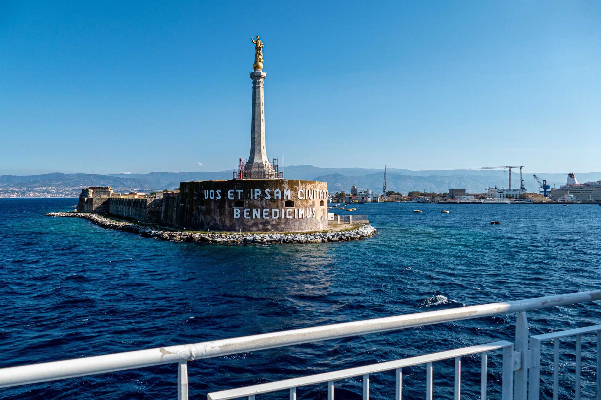 Säule mit goldener Madonna-Statue am Hafeneingang
