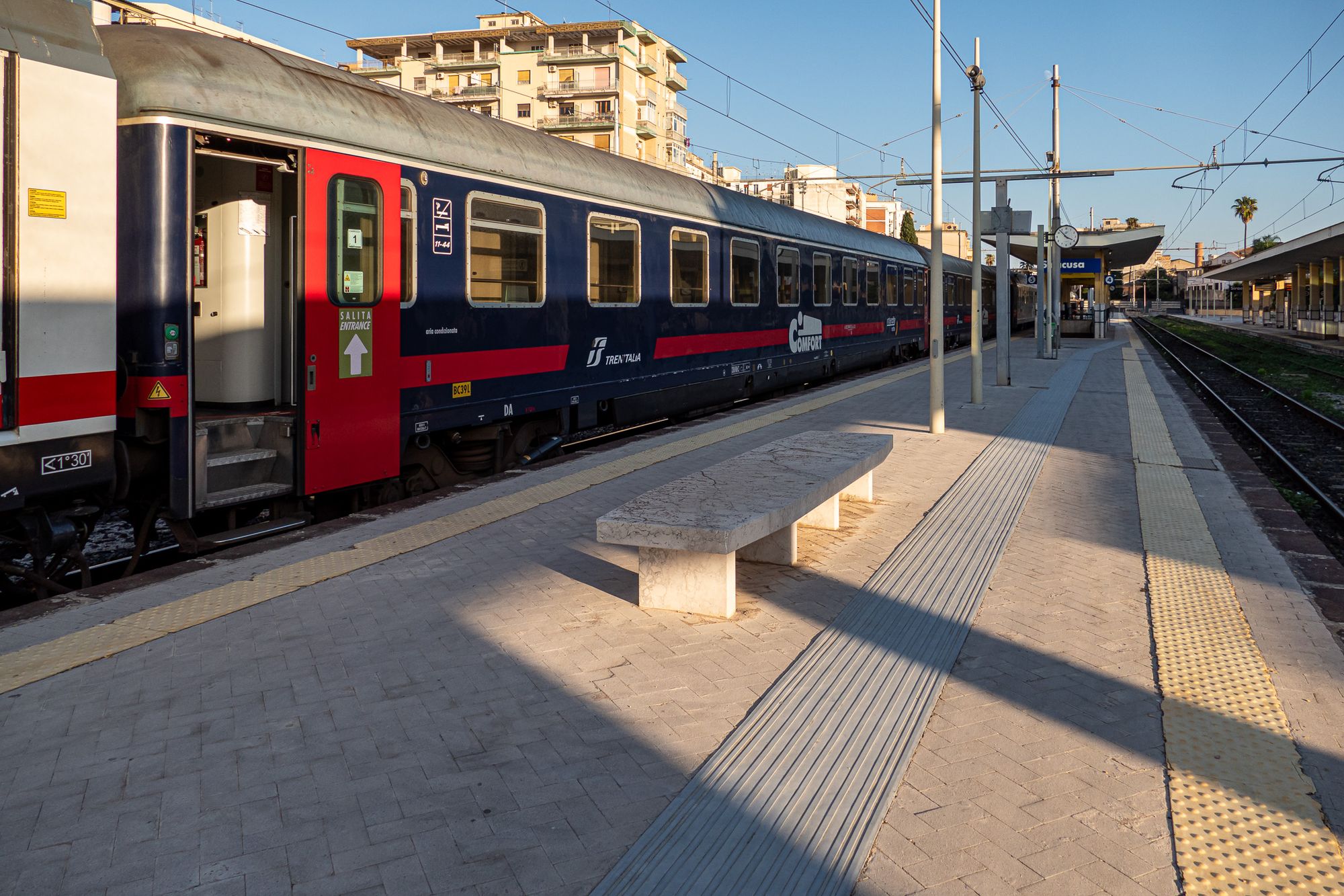 Bahnsteig in Syrakus mit Nachtzug