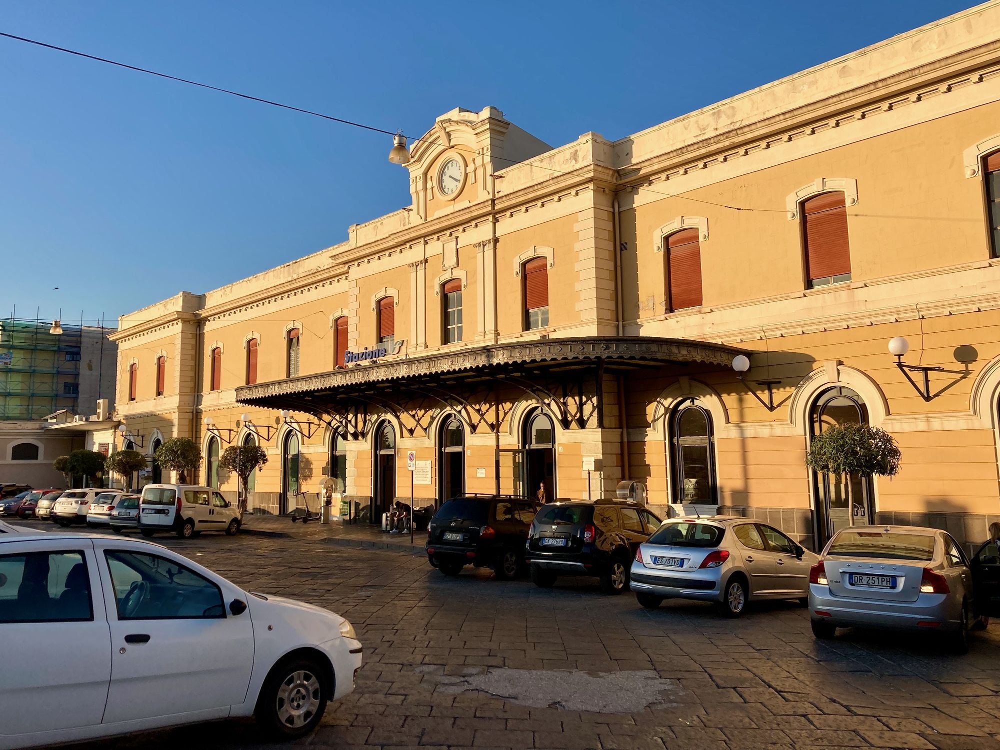 Empfangsgebäude vom Bahnhof Syrakus