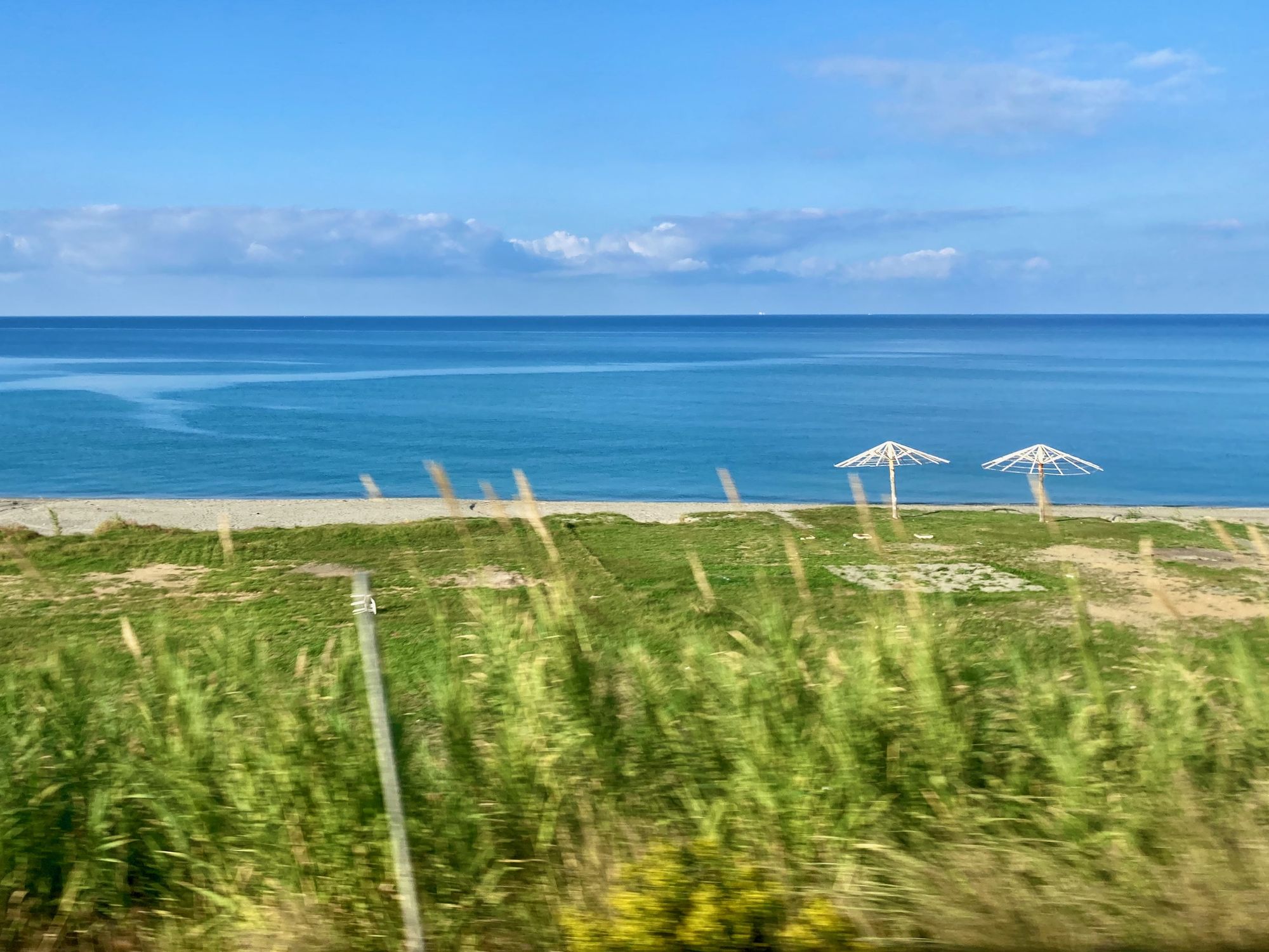 Ein Strand mit zwei Strandschirmen