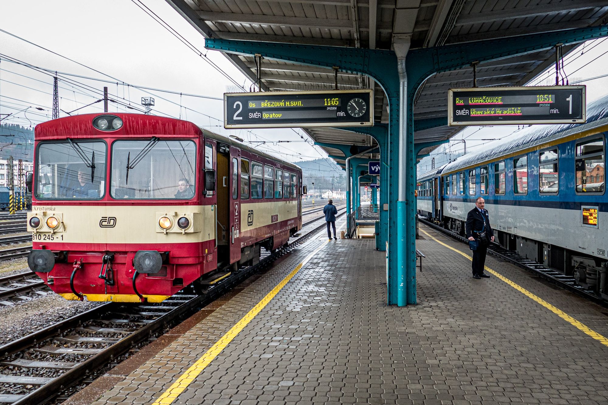 Bahnsteig mit Brotbüchse und Schnellzug