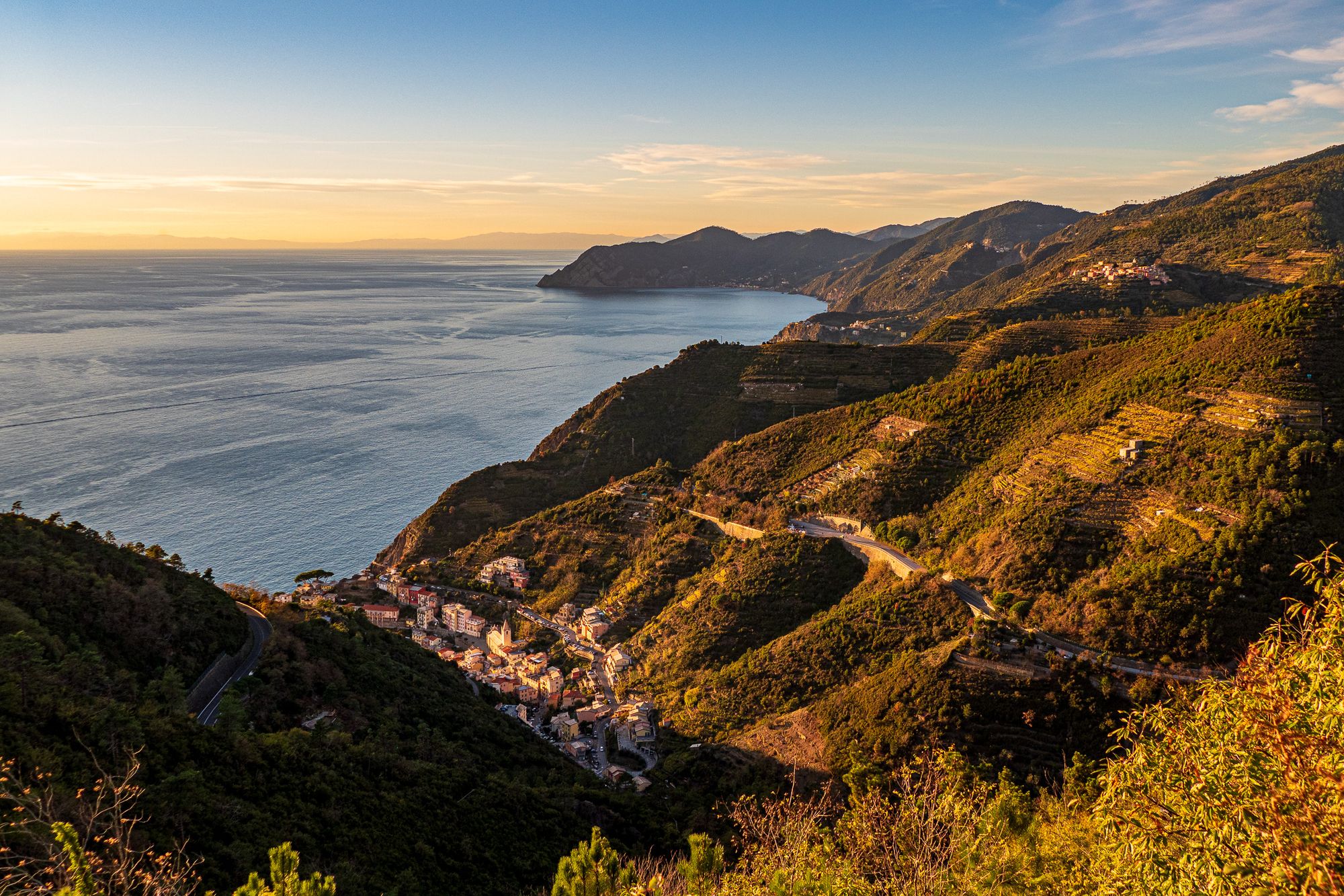 Aussicht auf Riomaggiore, Cinque Terre, im Abendlicht