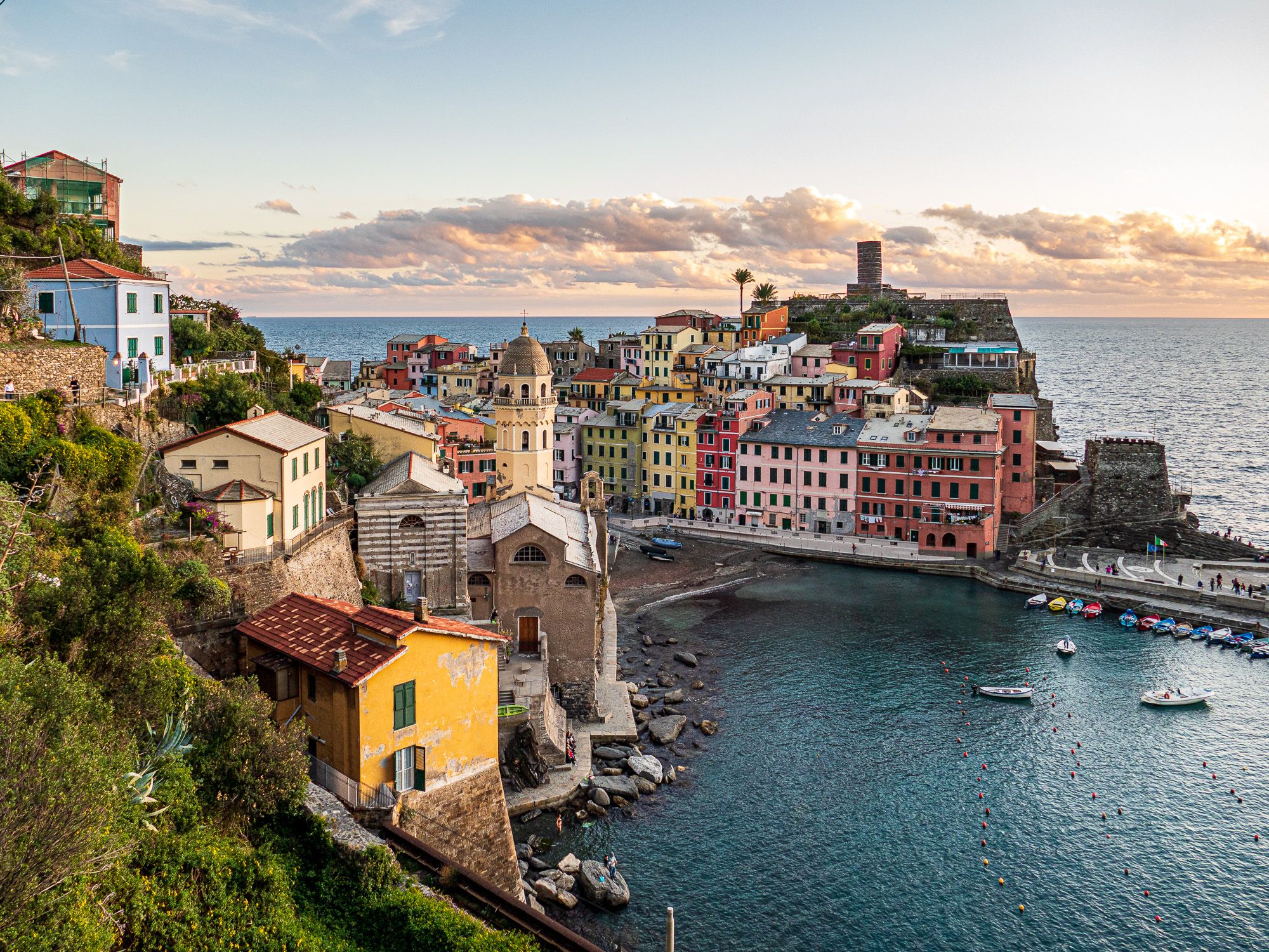 Blick auf Vernazza mit Hafen