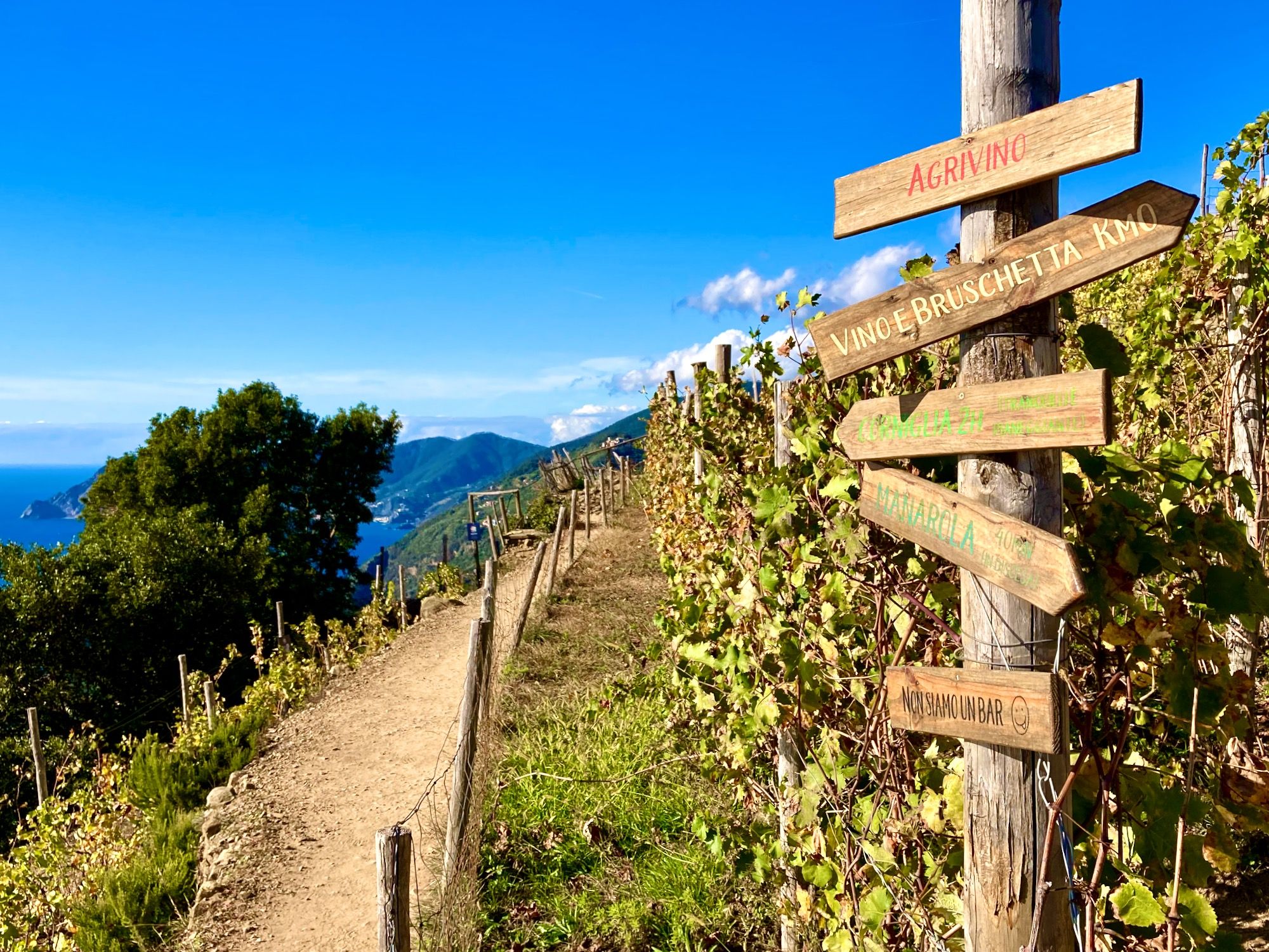 Wegweiser am Wanderweg in Cinque Terre