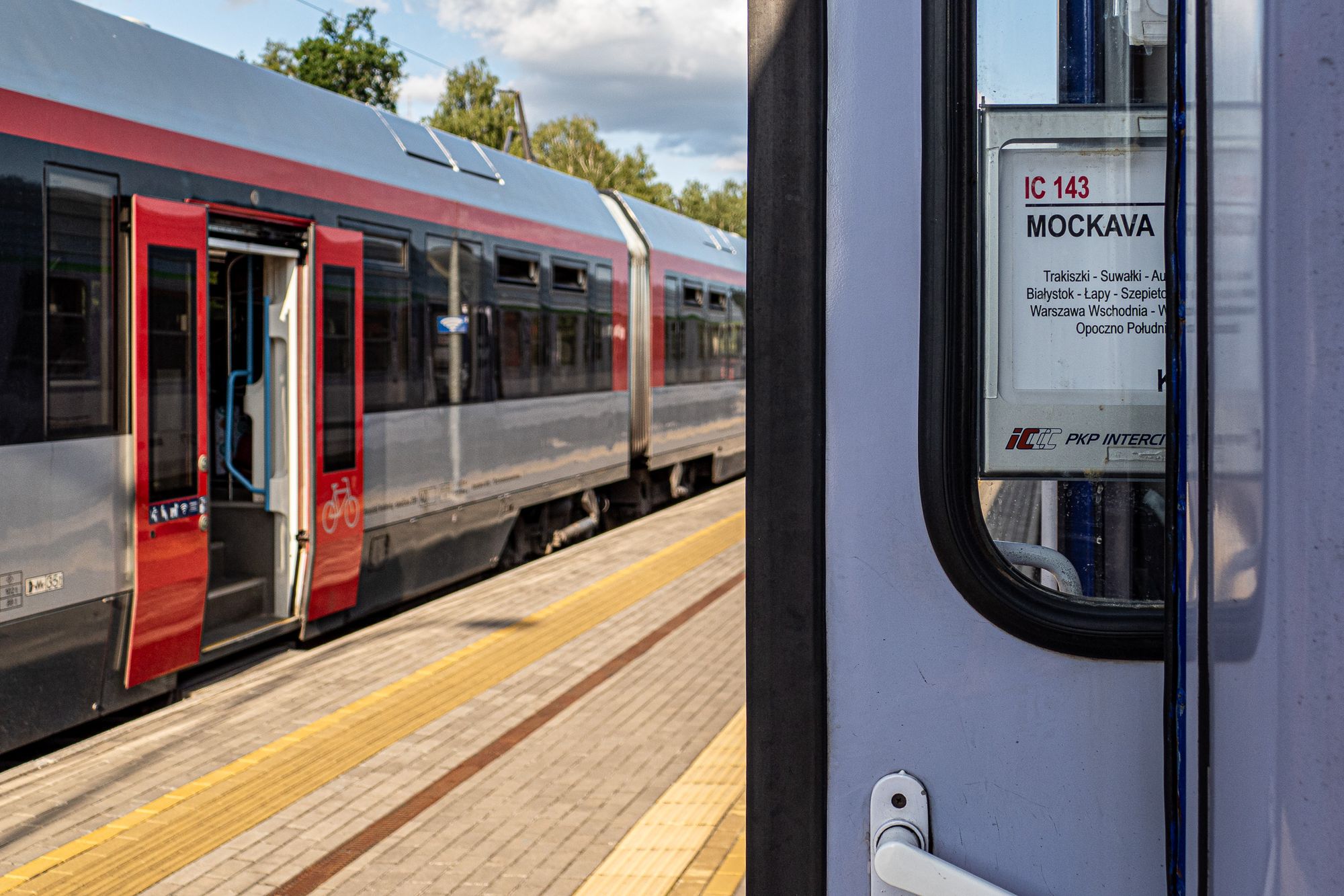 Bahnsteig von Mockava mit dem litauischen Zug und dem polnischen Zug