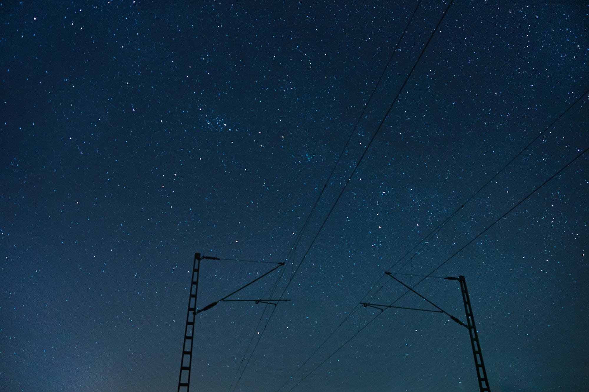 Oberleitungsmasten und Nachthimmel