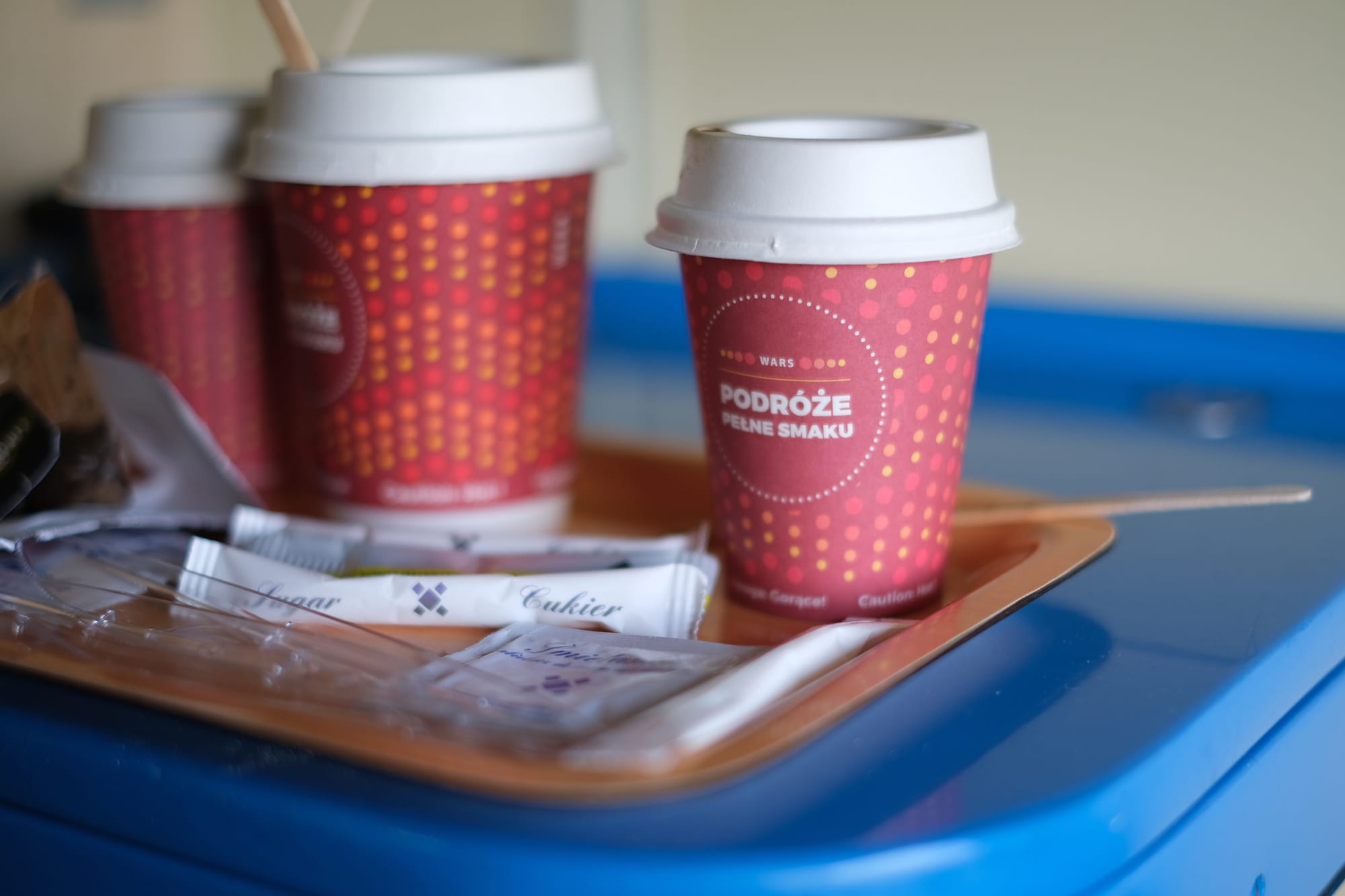 Ein Tablet mit Kaffee im Nachtzug im Polen