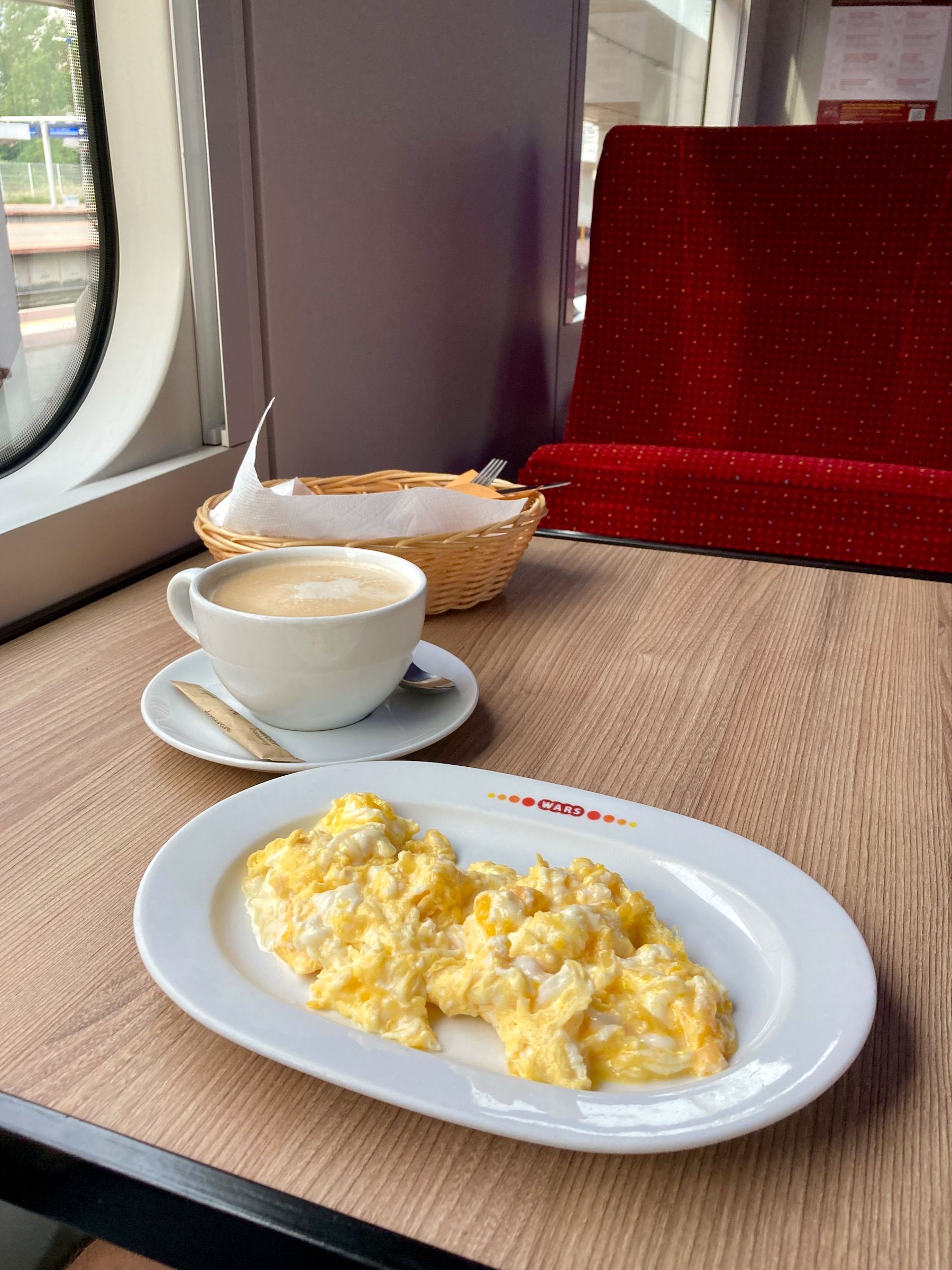 Rührei und Kaffee im polnischen Speisewagen