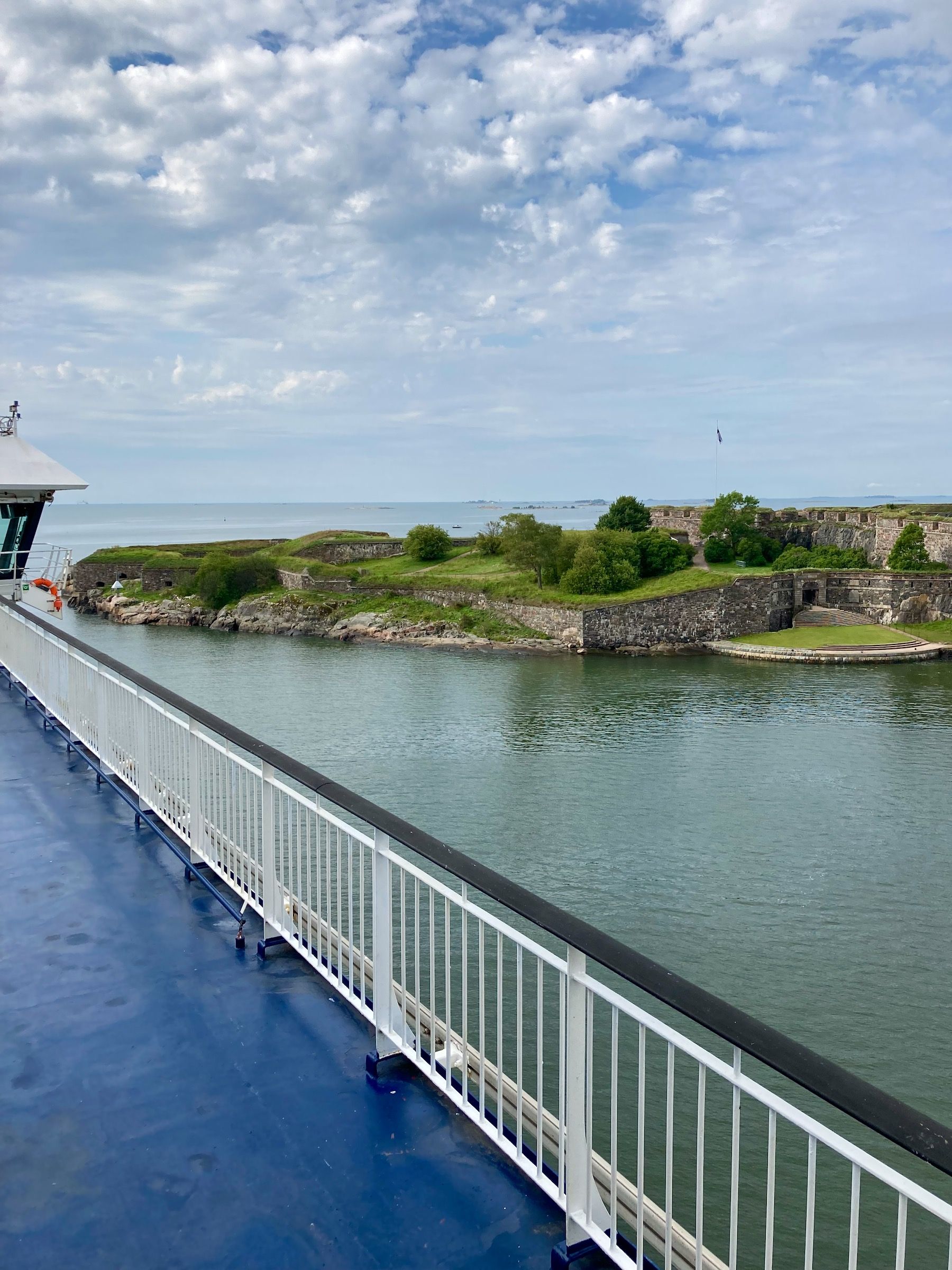 Ausblick vom Schiff auf die Festung Suomenlinna in Helsinki