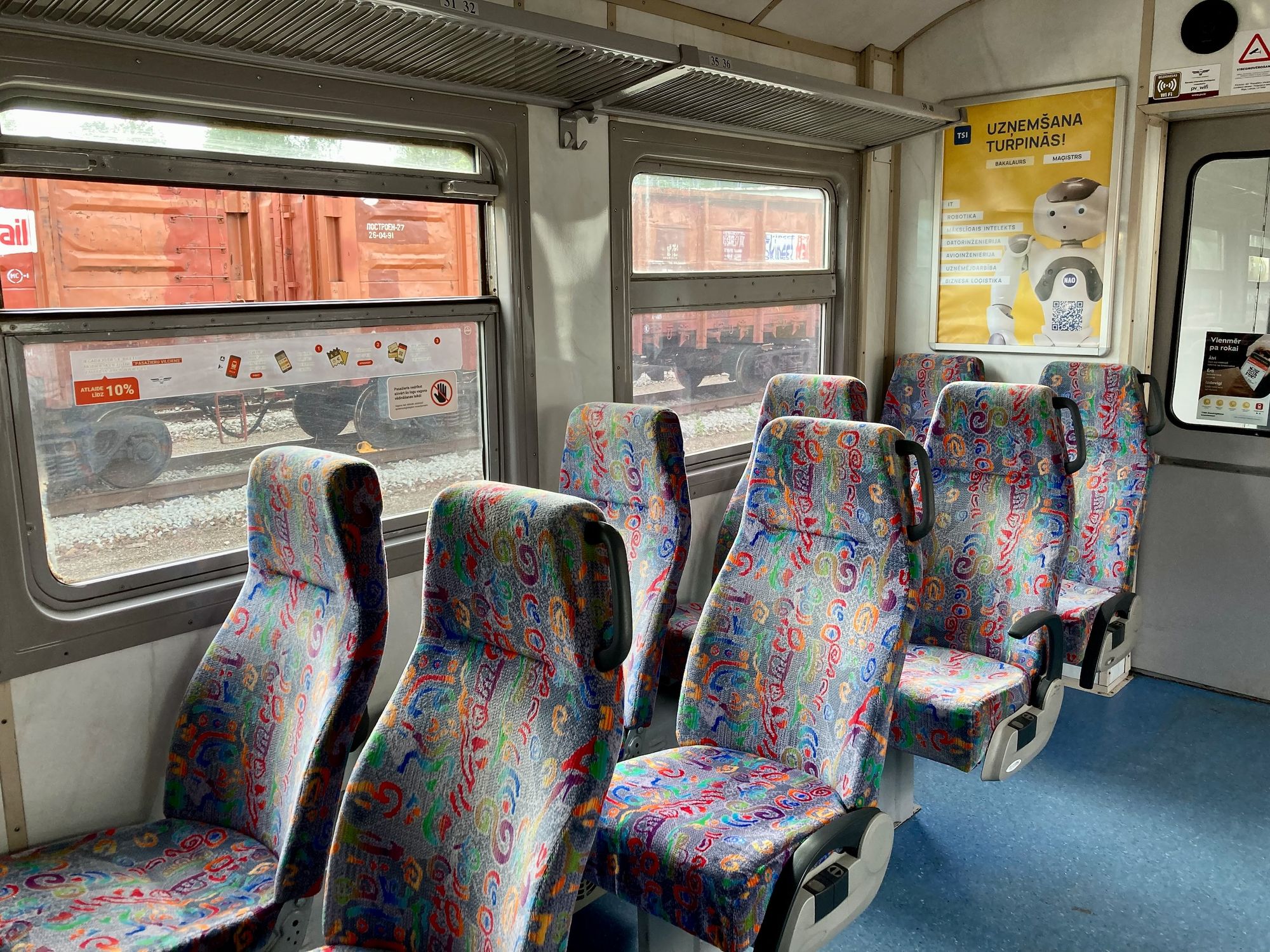 Innenaufnahme mit Sitzen im lettischen Triebwagen