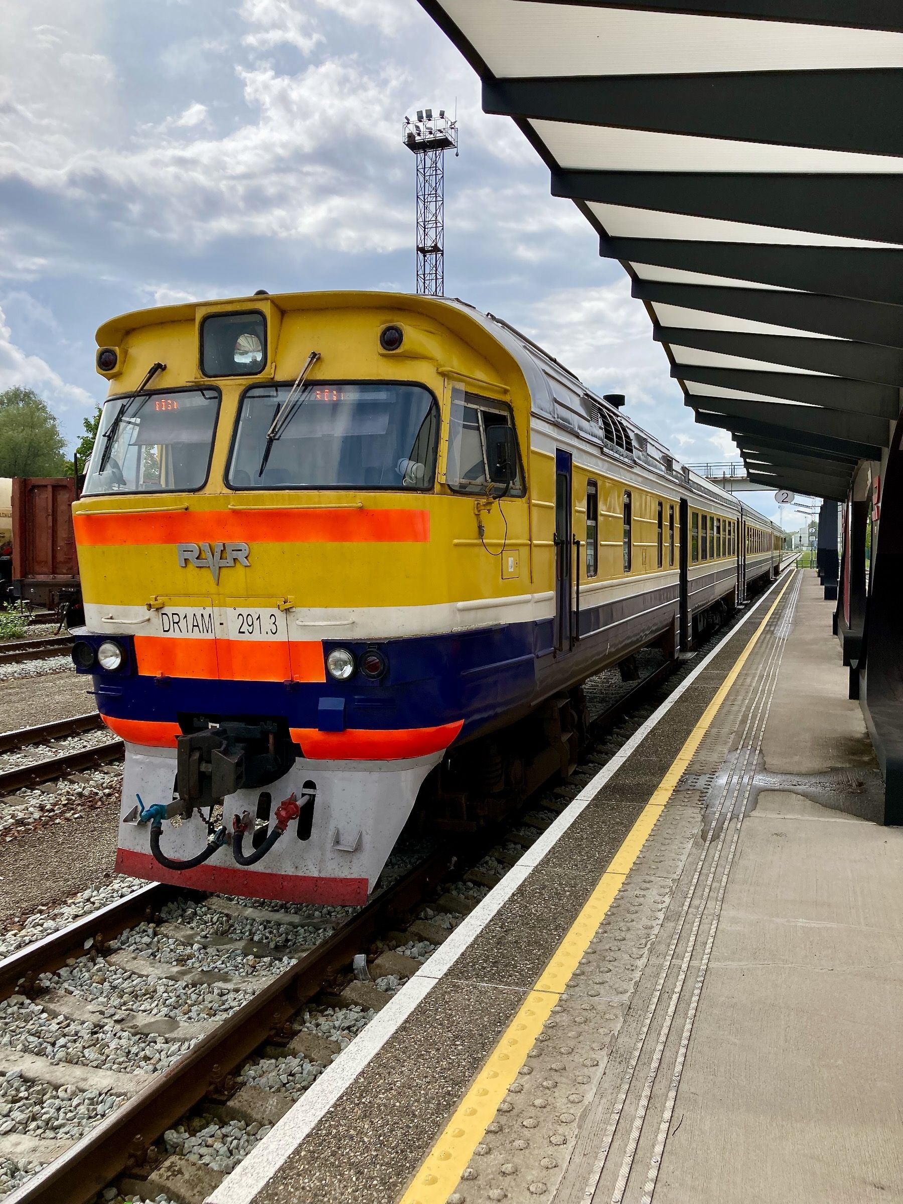Ein Triebwagen der lettischen Bahn in Valga