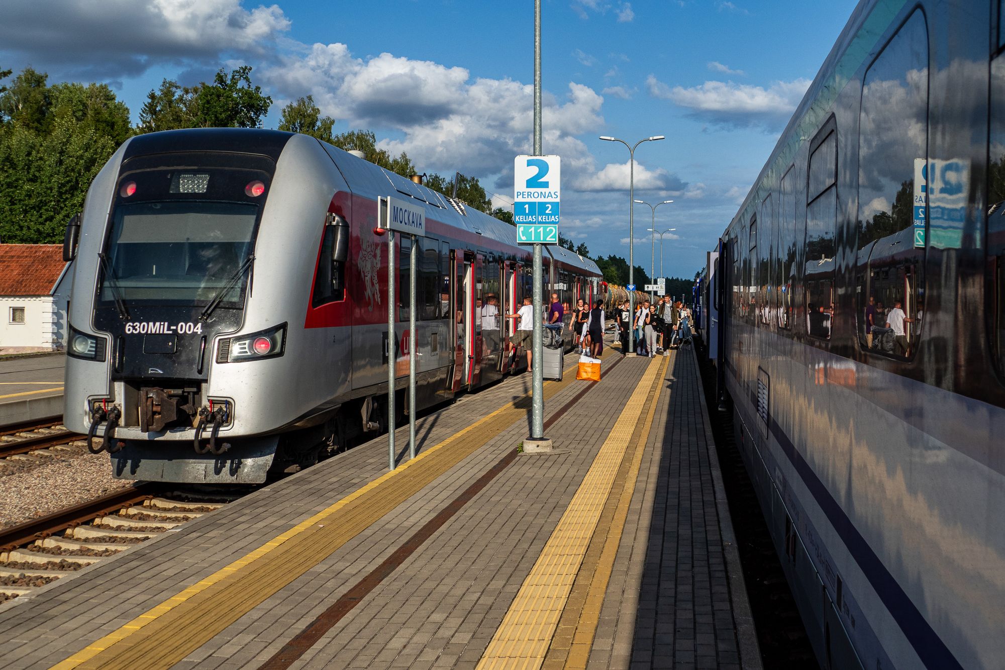 Polnischer und litauischer Zug am selben Bahnsteig in Mockava