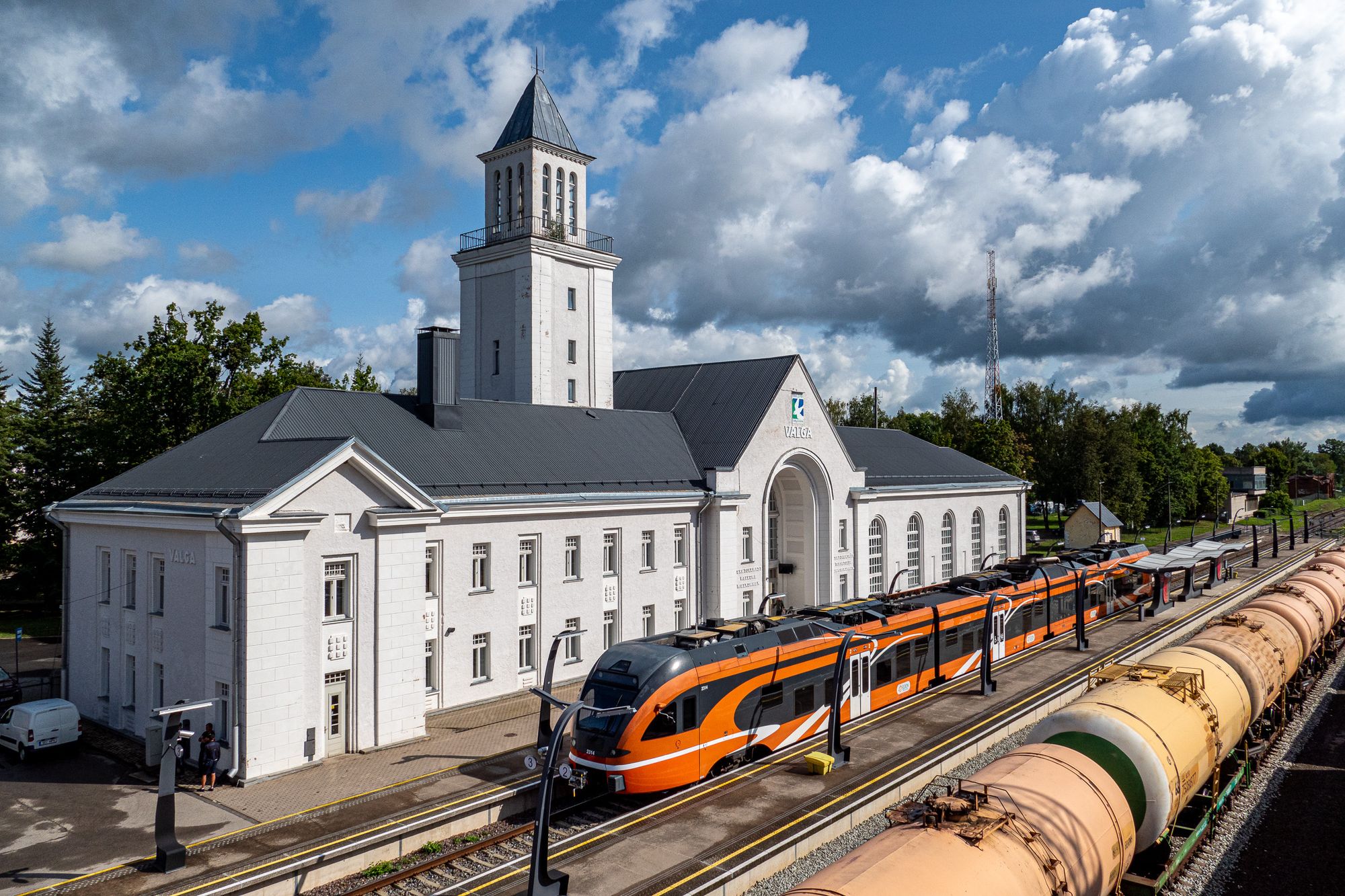 Bahnhof von Valga, im Vordergrund ein Zug der Estnischen Eisenbahn und Kesselwagen