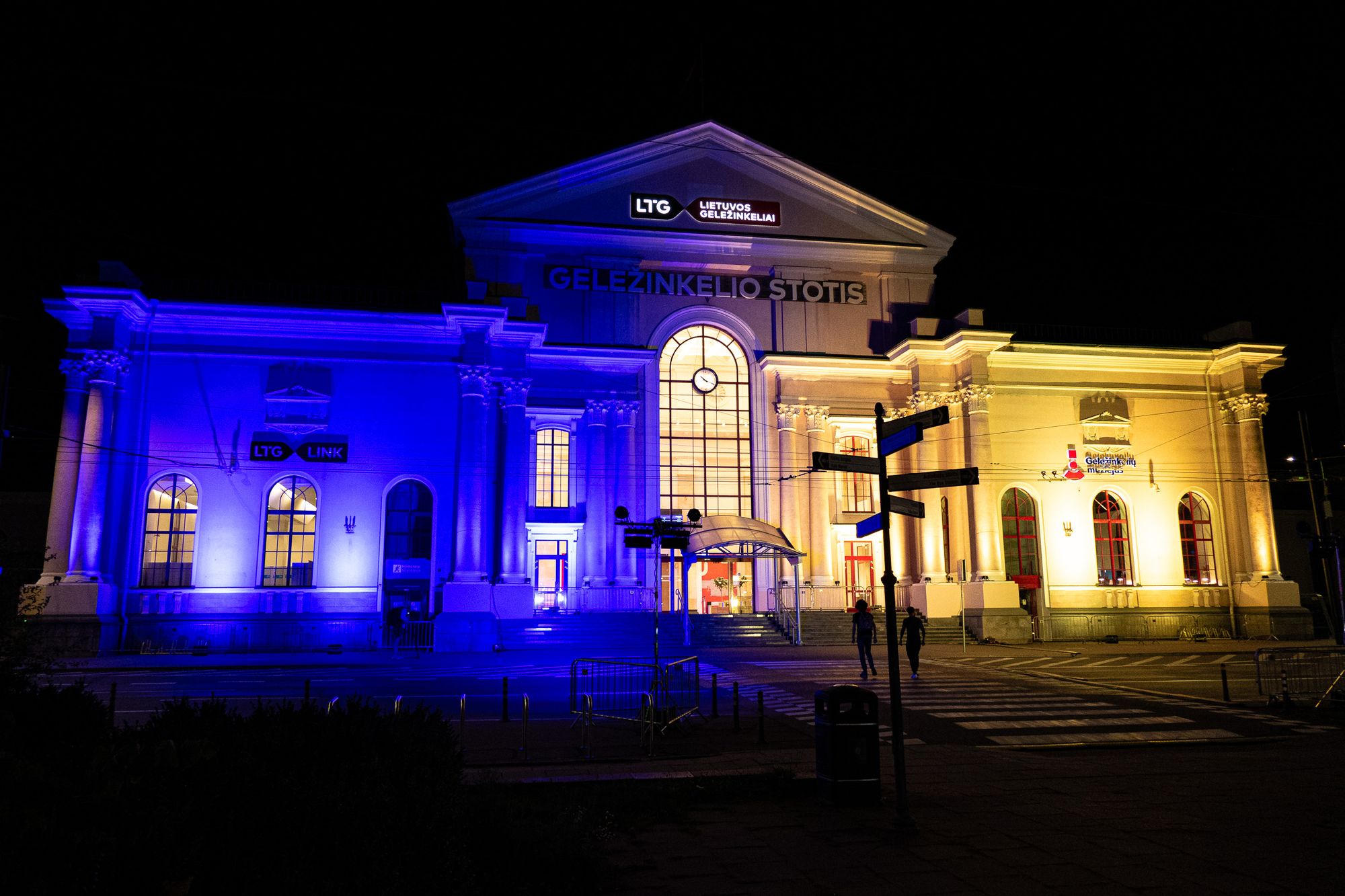 Der Bahnhof von Vilnius in ukrainischen Farben