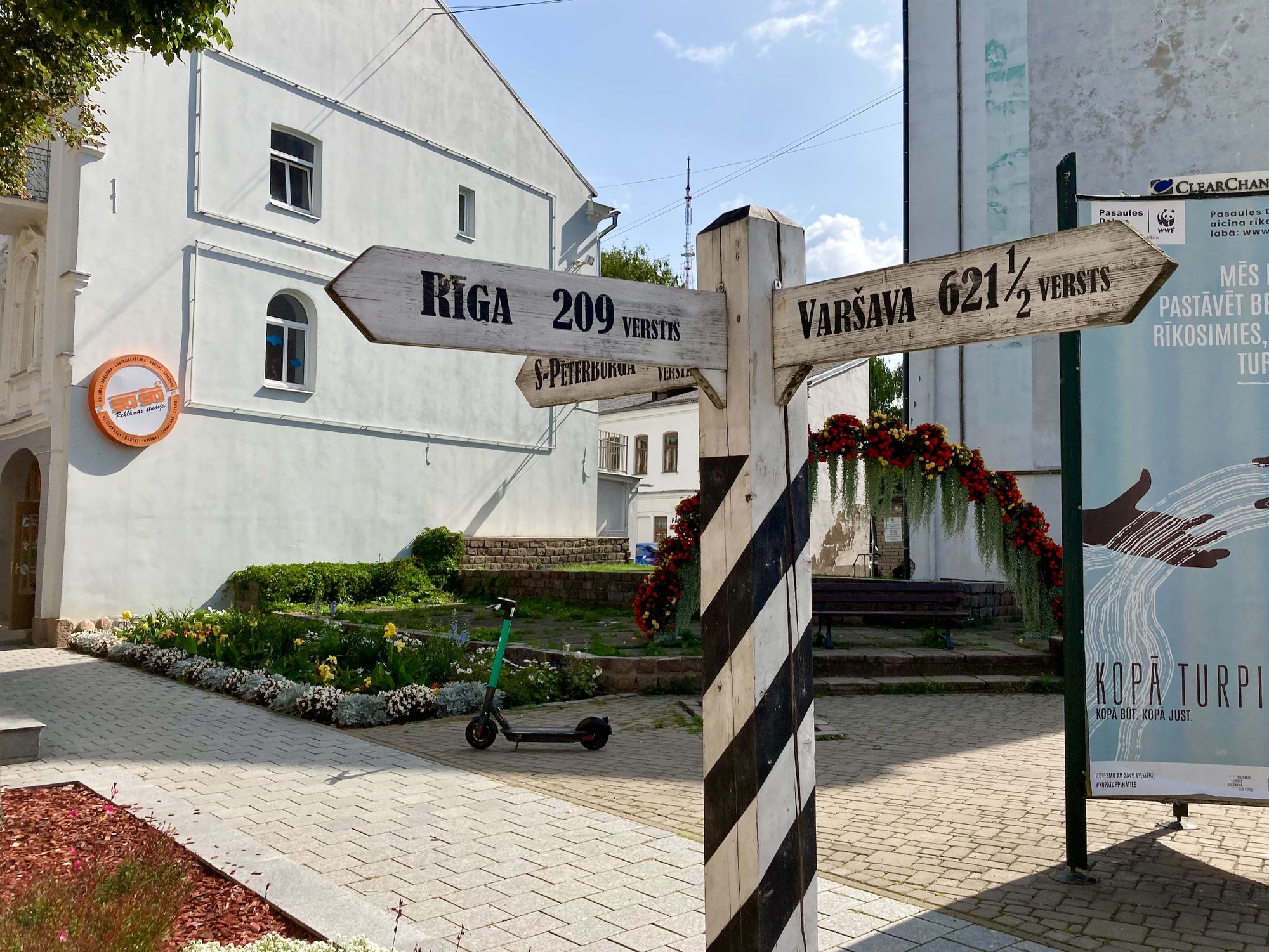 Ein Wegweiser zeigt die Entfernung nach Riga, Warschau und St. Petersburg