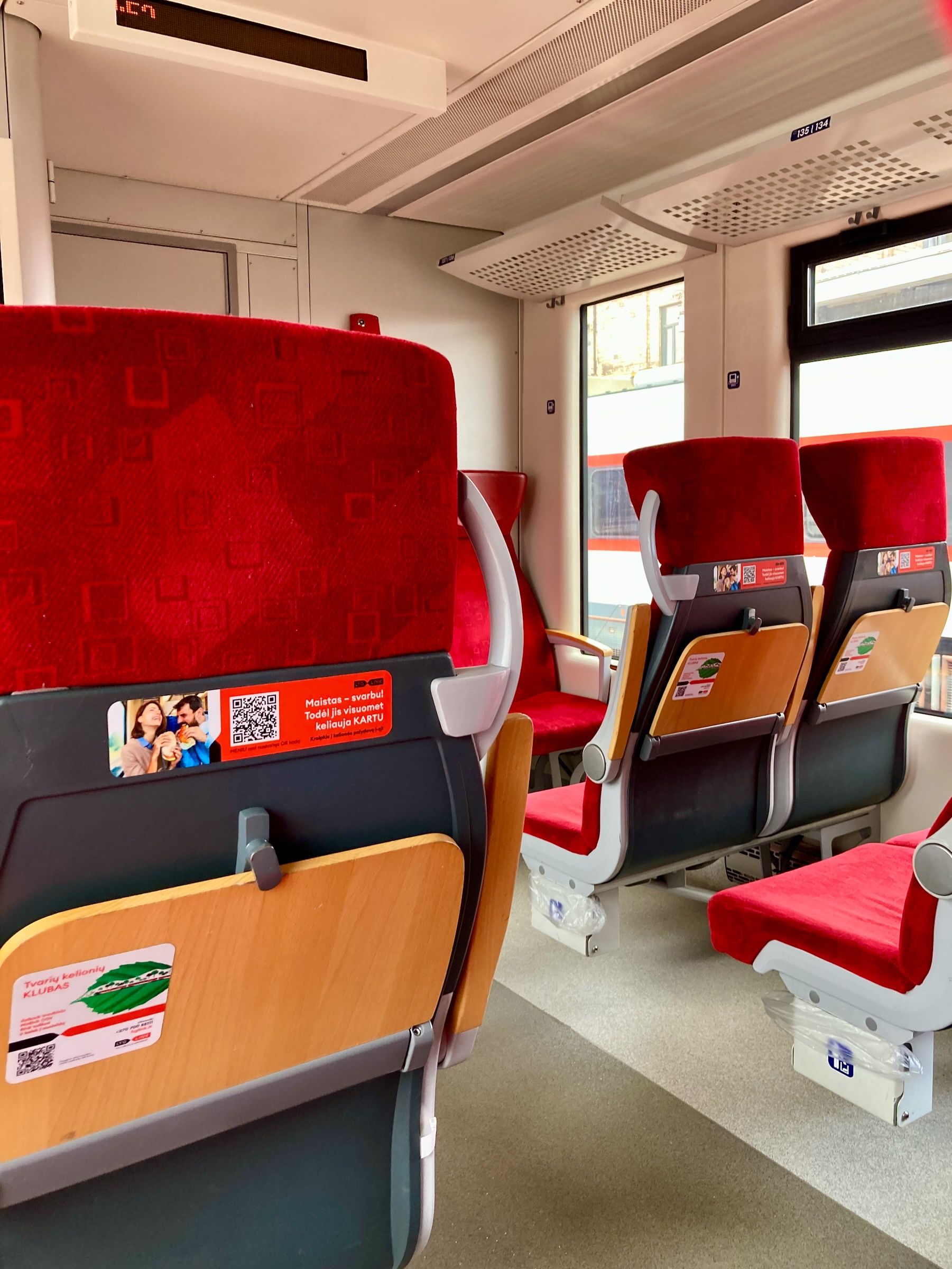 Inneneinrichtung mit Sitzen im Zug von Vilnius nach Mockava