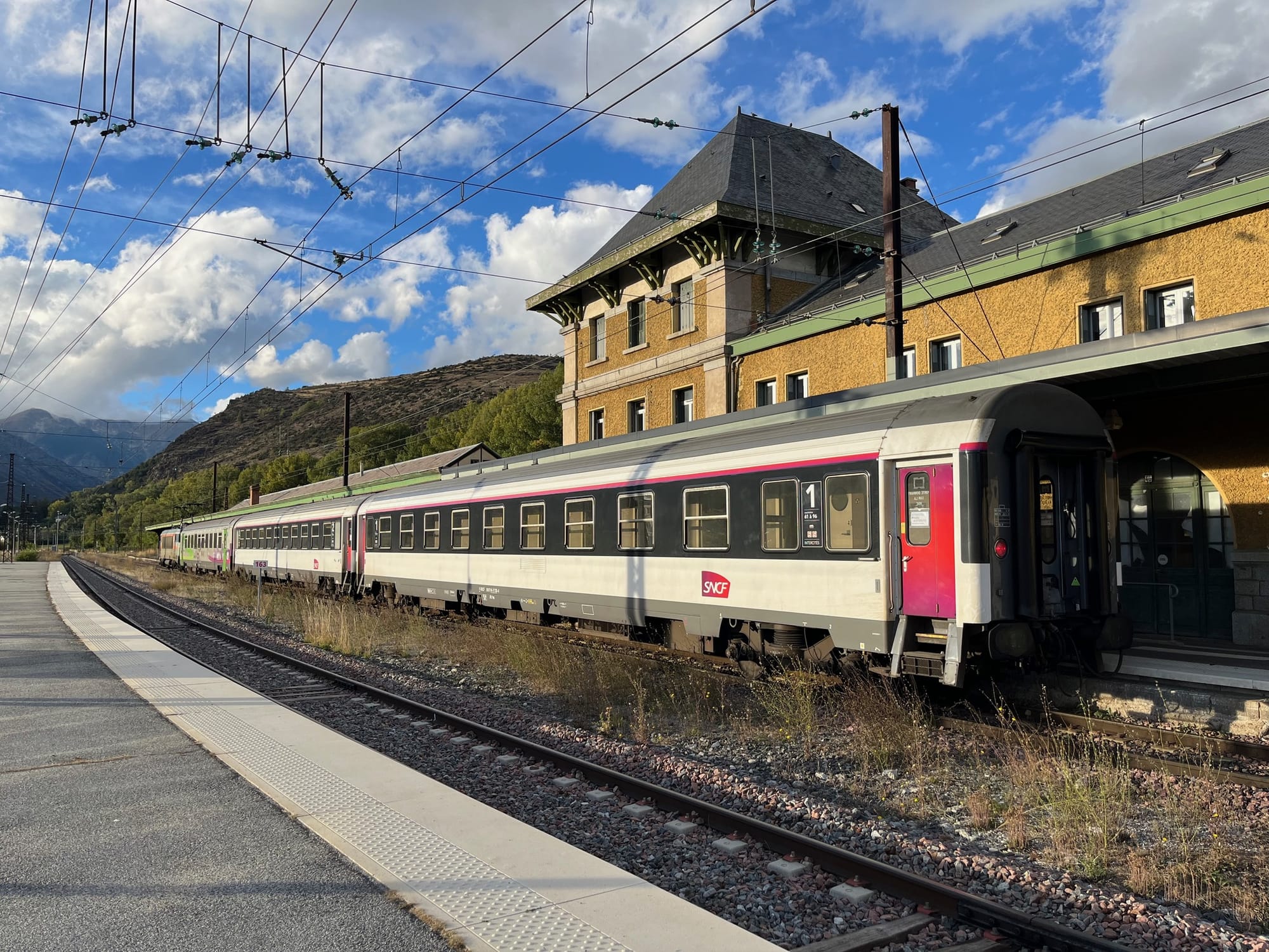 Liegewagen der französischen Bahn an einem Bahnhof in den Bergen