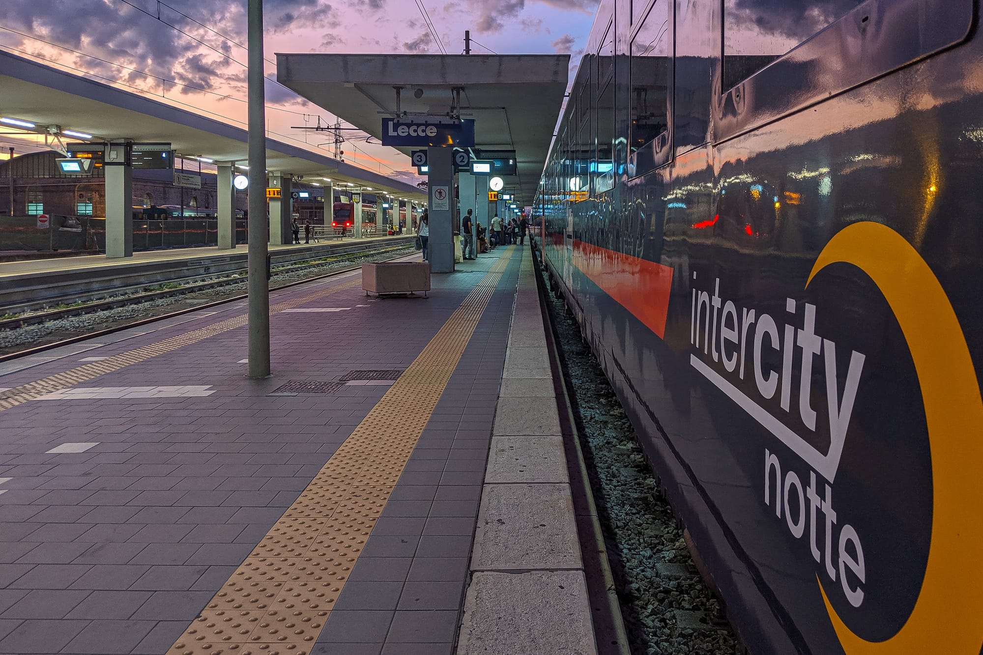 Ein blauer Schlafwagen mit der Beschriftung Intercity notte steht am Bahnsteig in Lecce