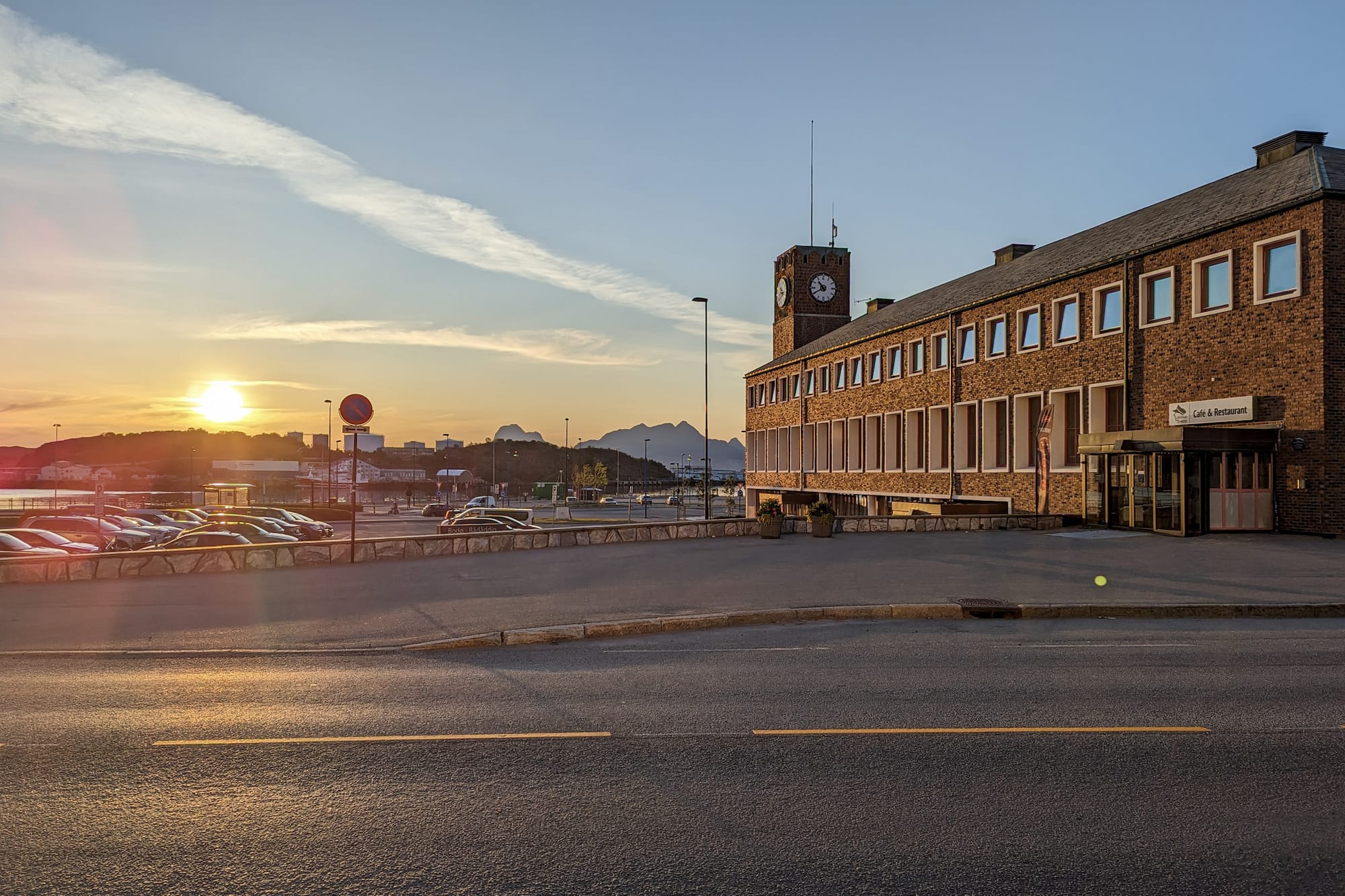 Bahnhof von Bodø im Abendlicht