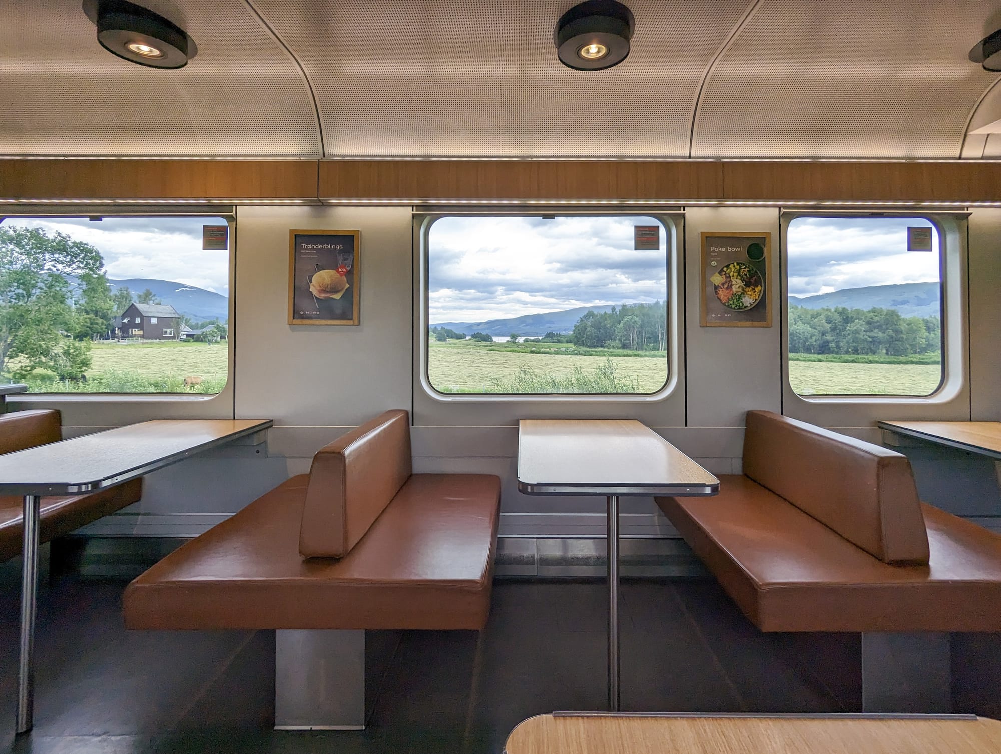 In Speisewagen unterwegs auf der Nordlandbahn