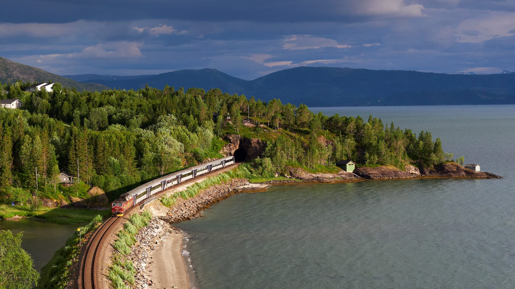 Ein Zug der Nordlandbahn am Wasser