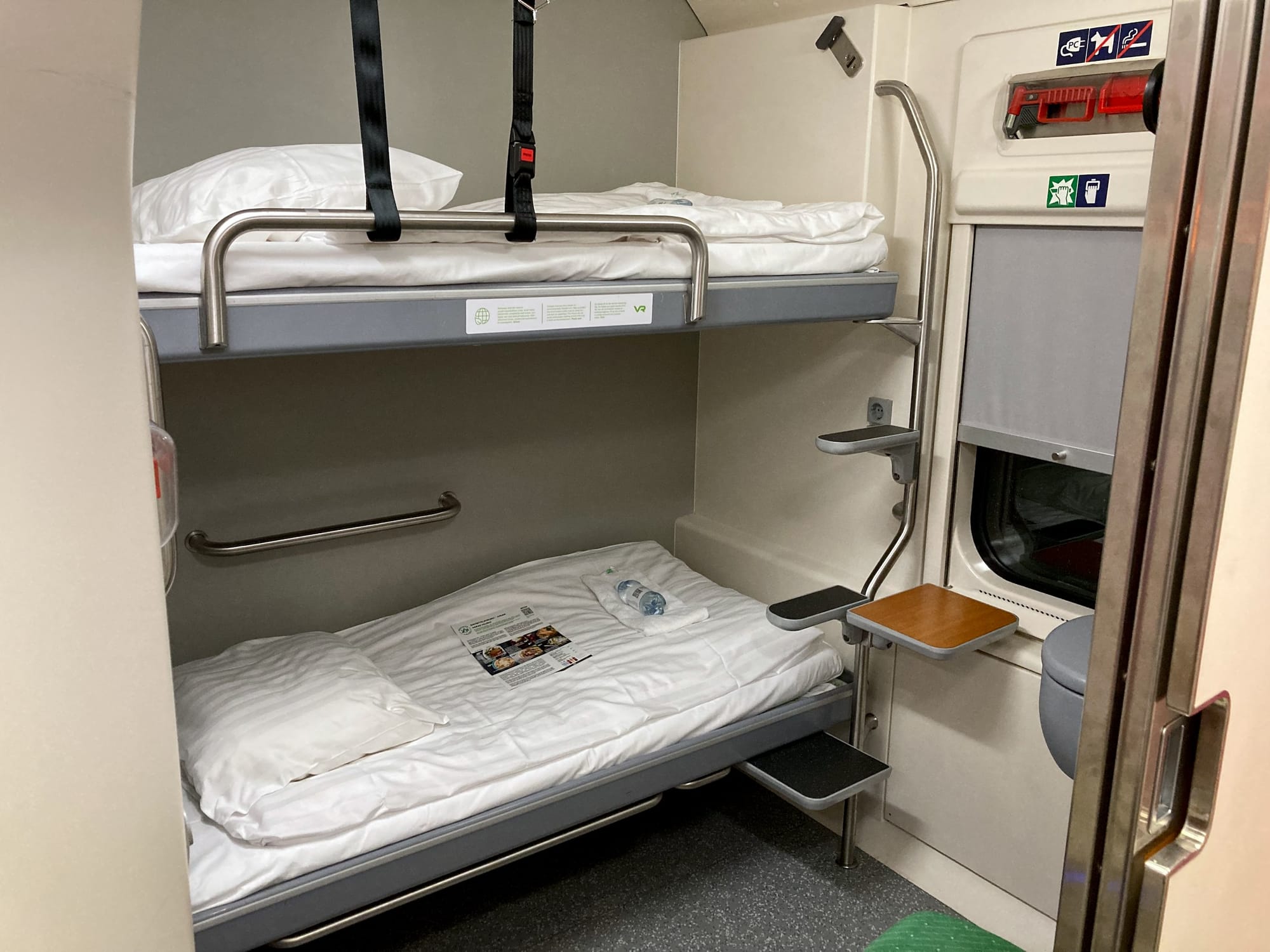 Blick in ein Schlafwagenabteil im finnischen Nachtzug mit zwei Betten übereinander