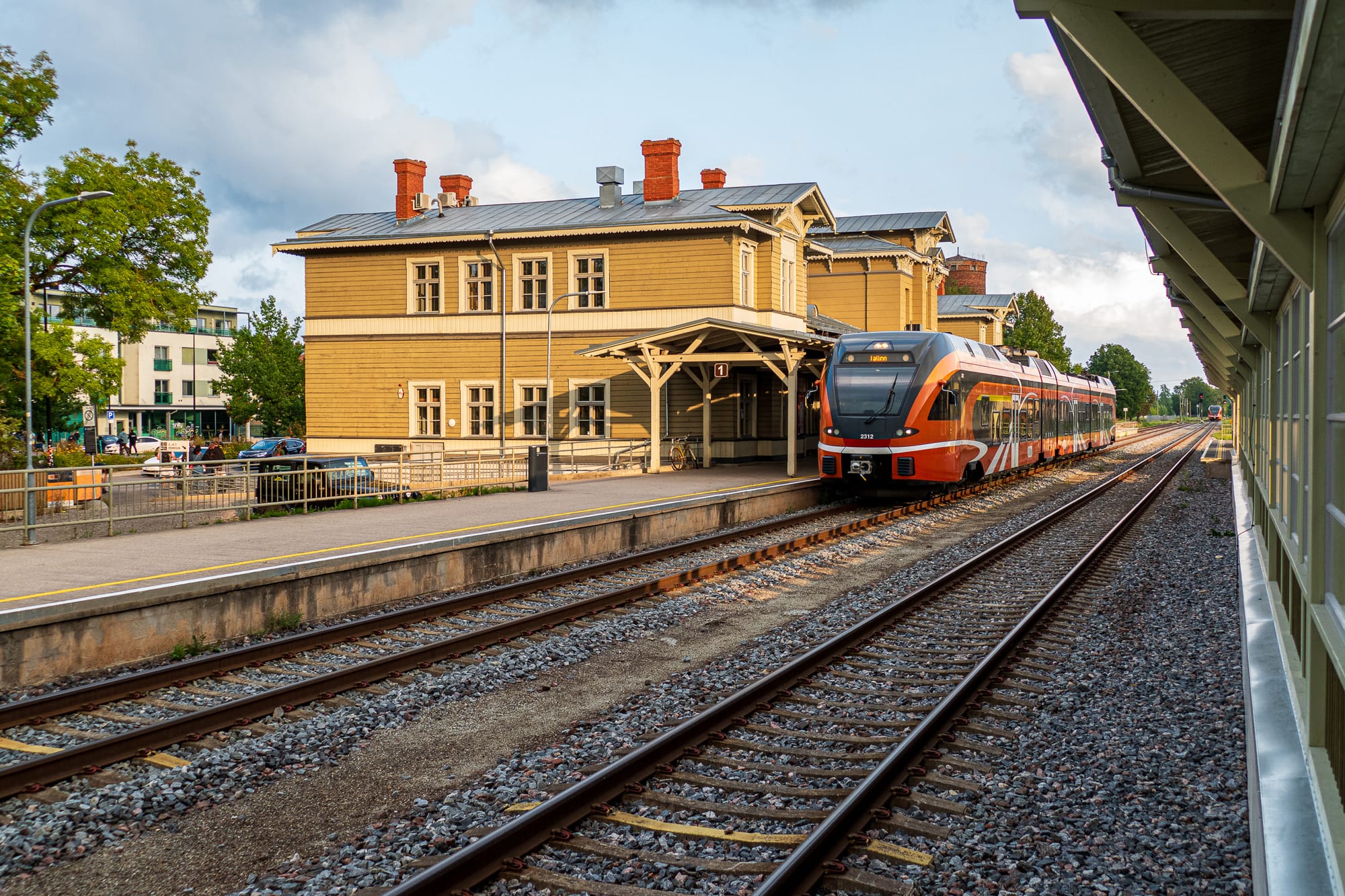 Zug der estnischen Eisenbahn am Bahnhof Tartu