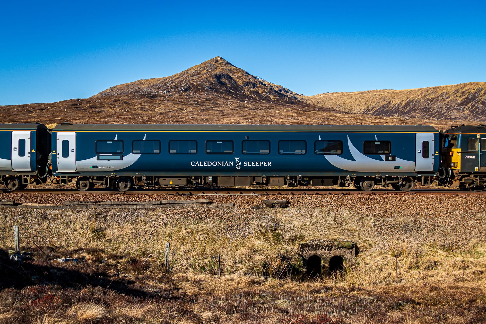Der Caledonian Sleeper vor einem Berg