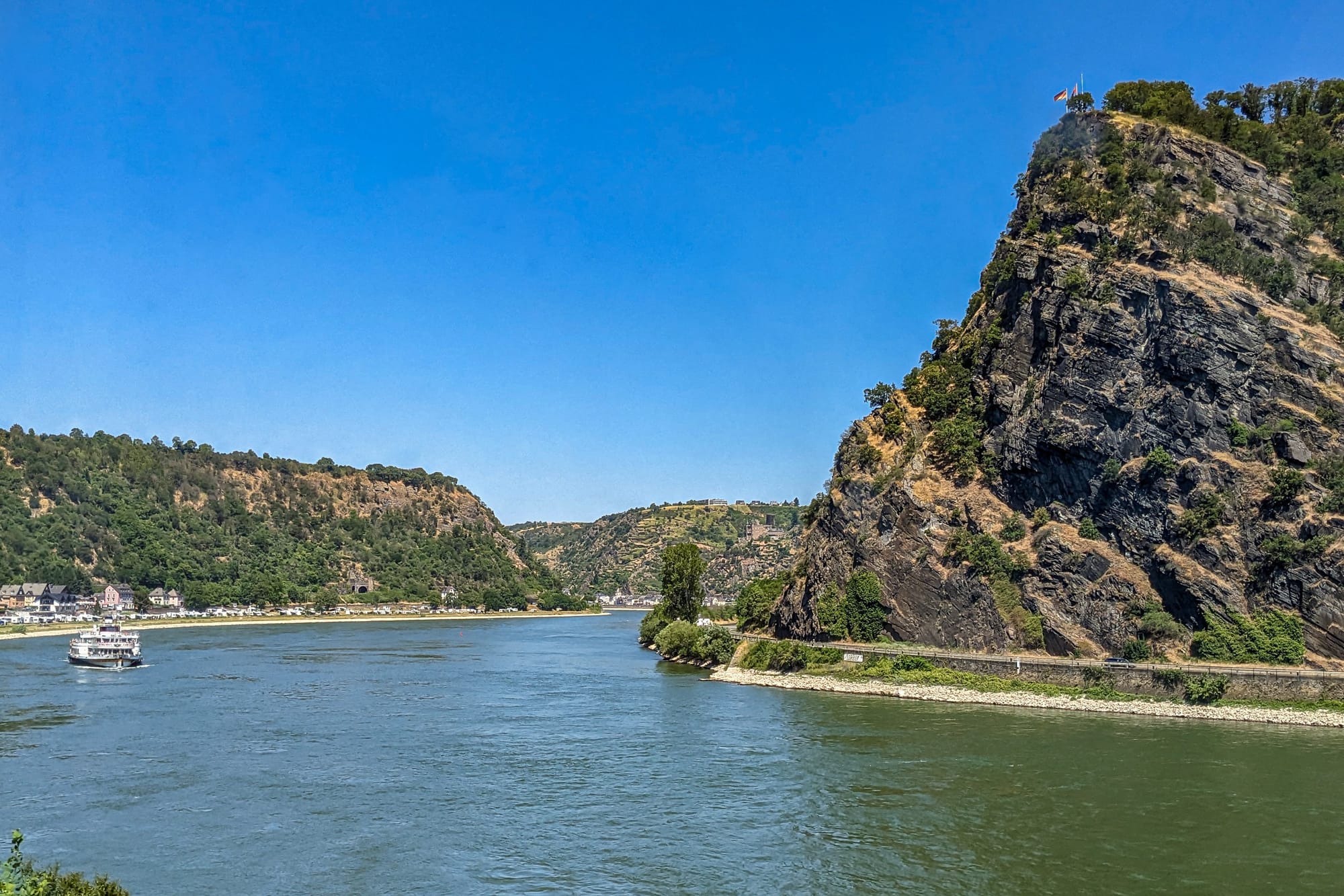 Die Loreley ragt steil am Fluss auf