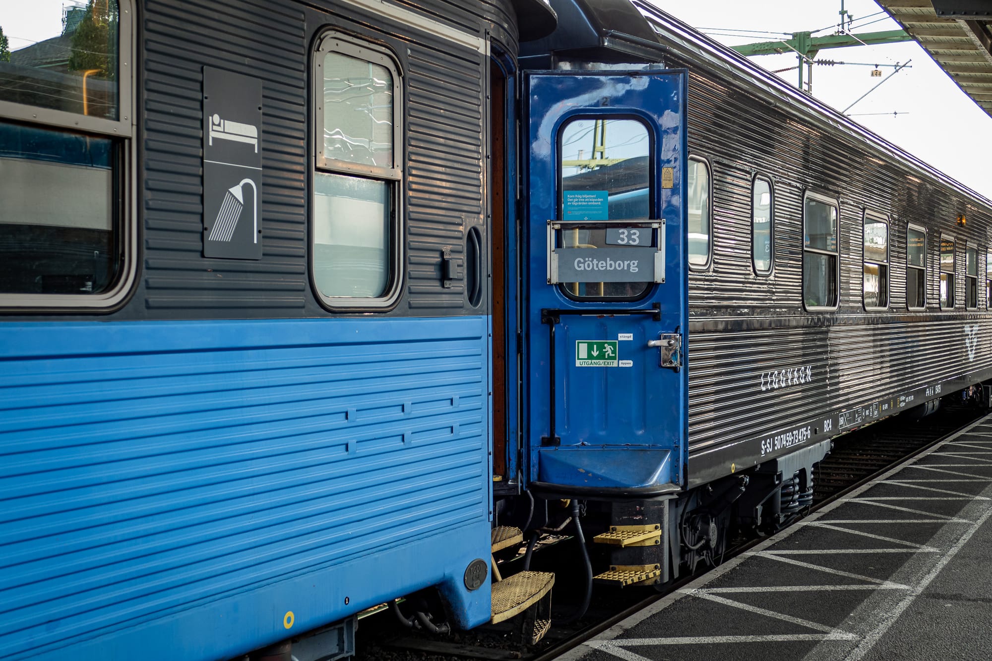 Nachtzug mit offener Tür in Göteborg