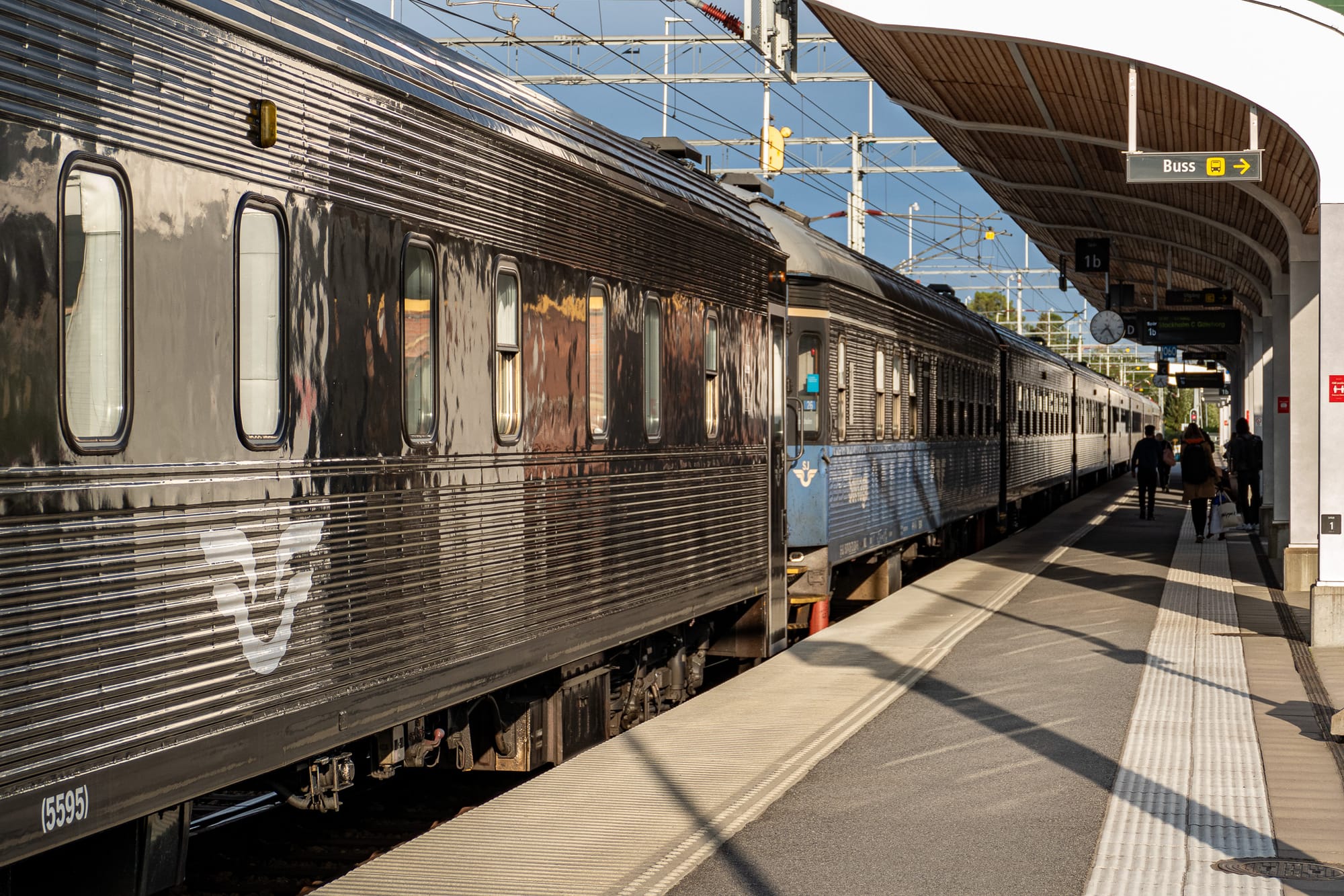 Nachtzug am Bahnsteig in Umeå