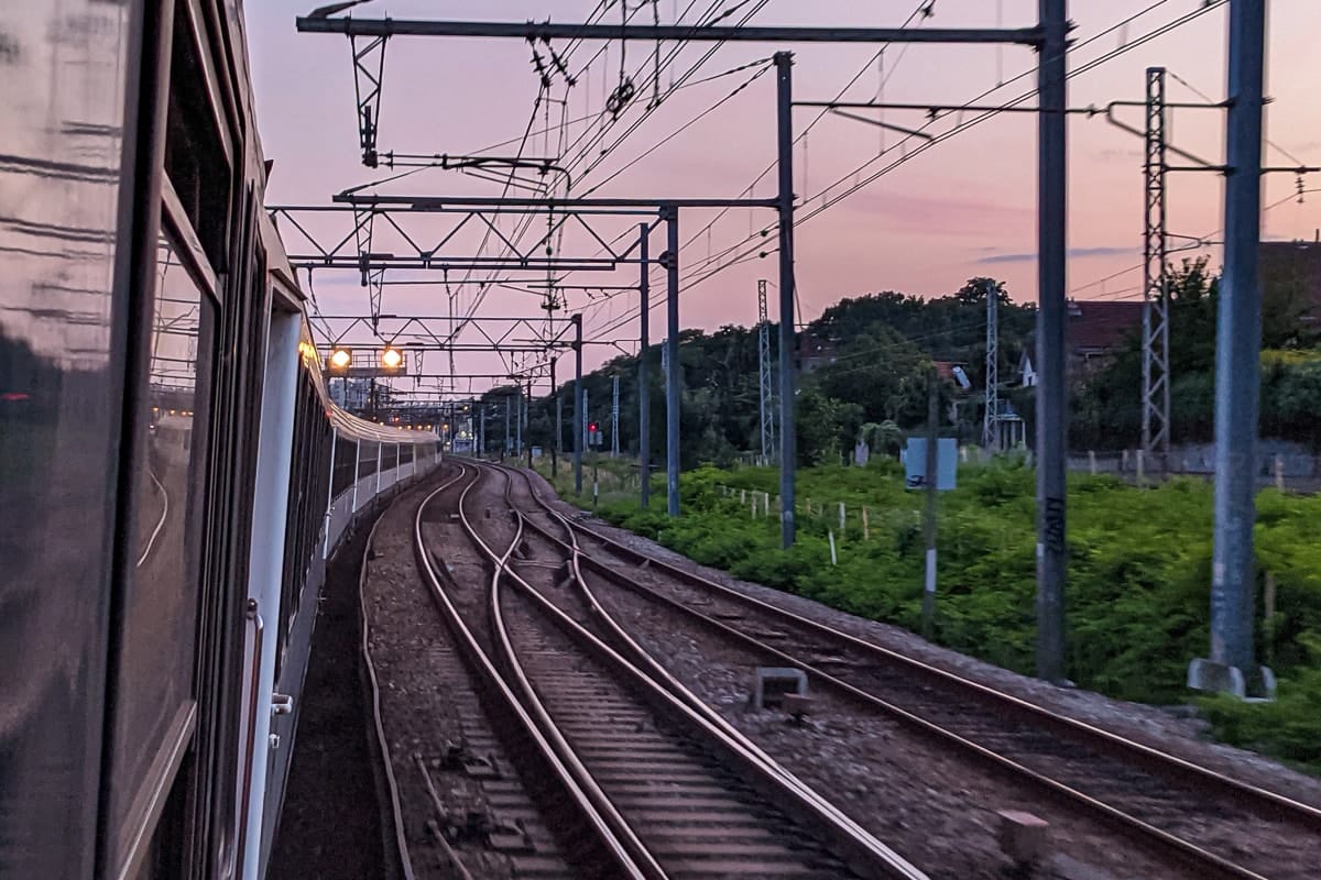 Blick aus dem Fenster im französischen Nachtzug im Abendlicht