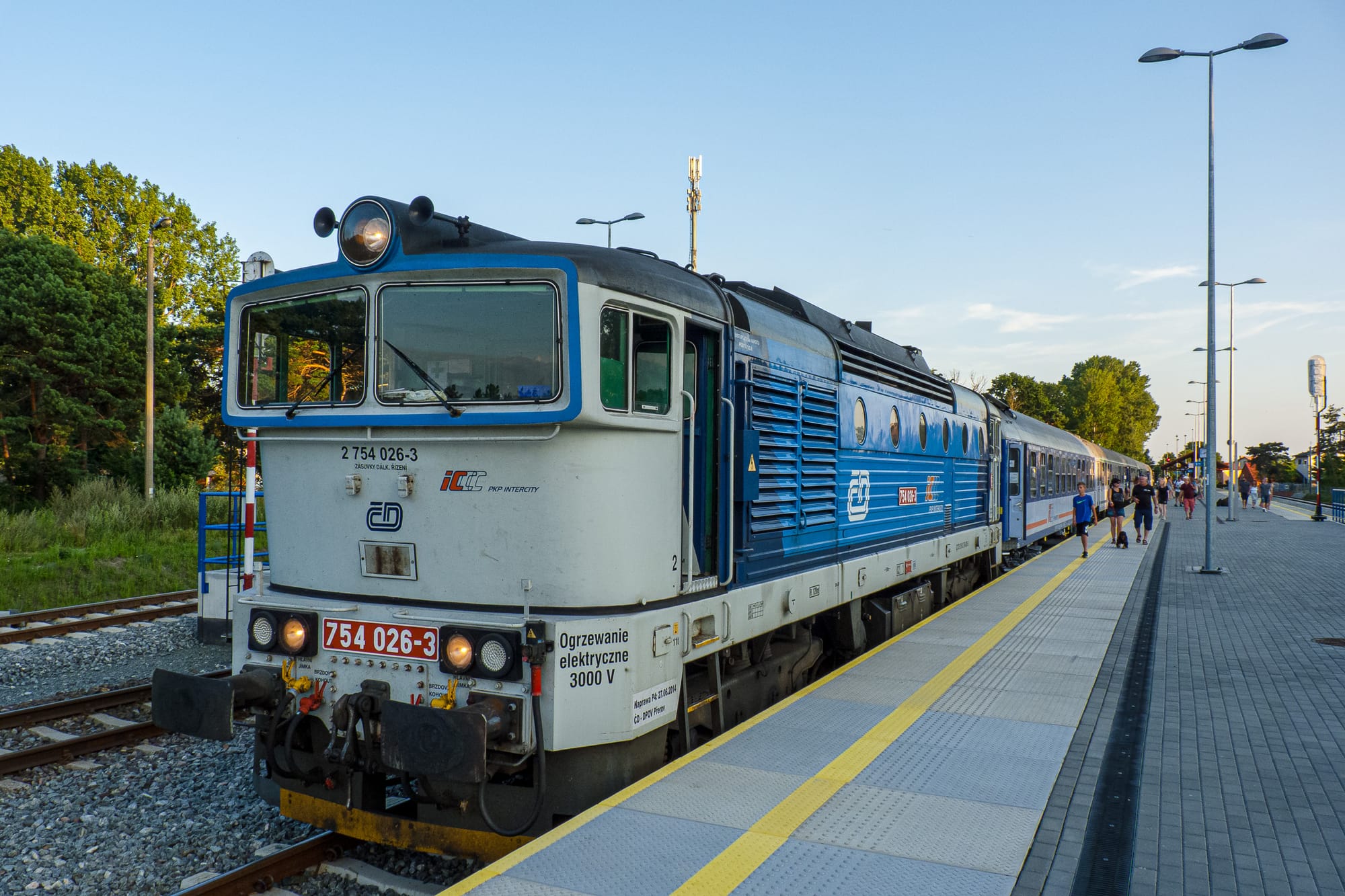 Ein Nachtzug mit einer tschechischen Diesellok am Bahnsteig in Hel in Polen