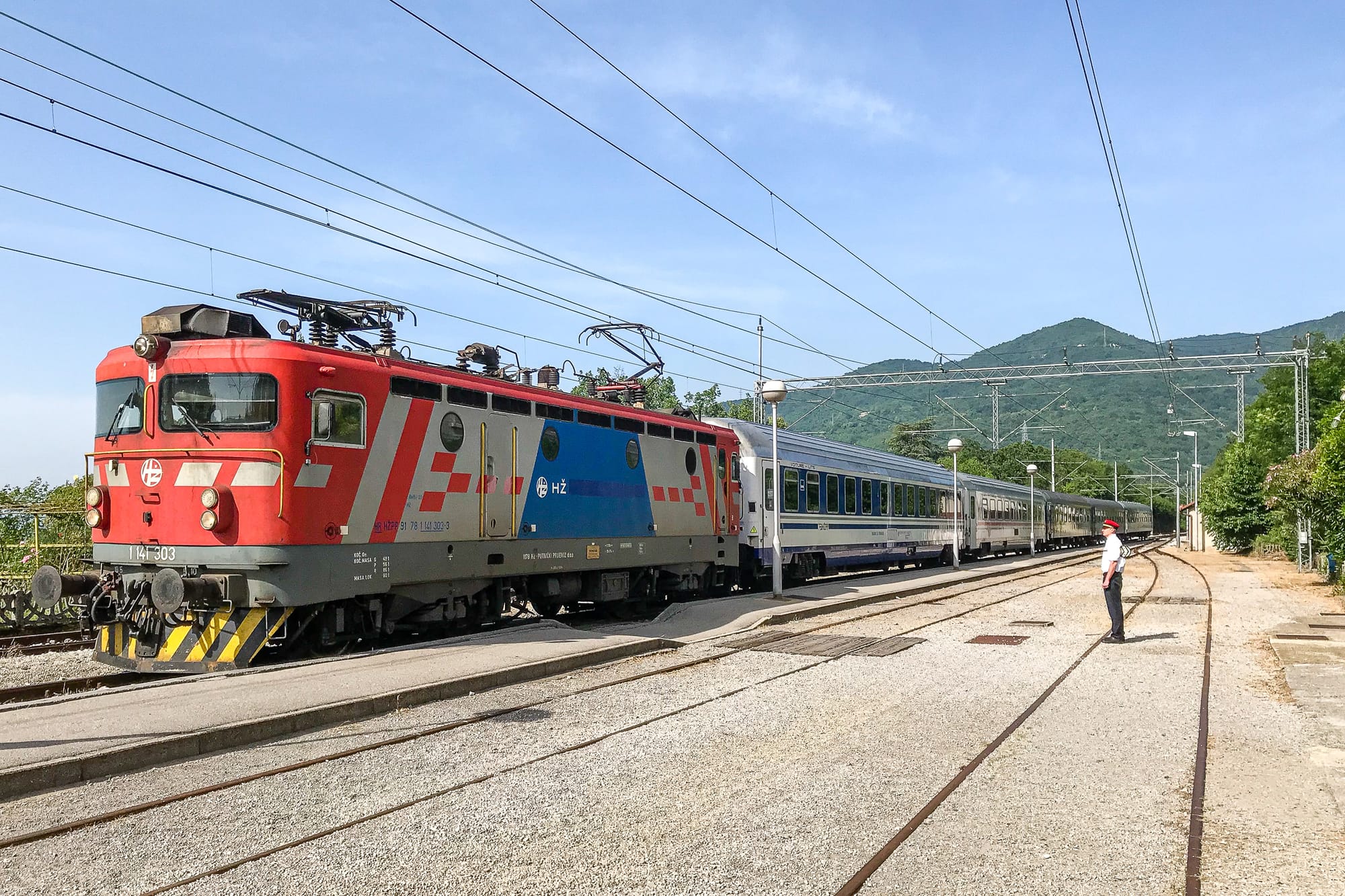 Nachtzug nach Rijeka an einem Bahnhof in Kroatien