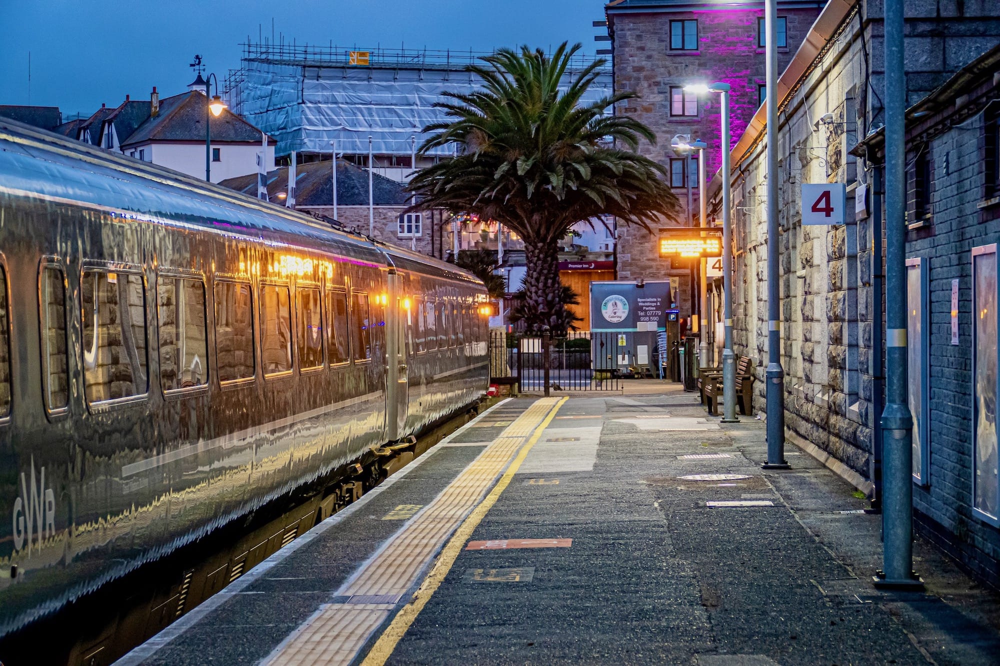 Night Riviera Sleeper im Bahnhof Penzance