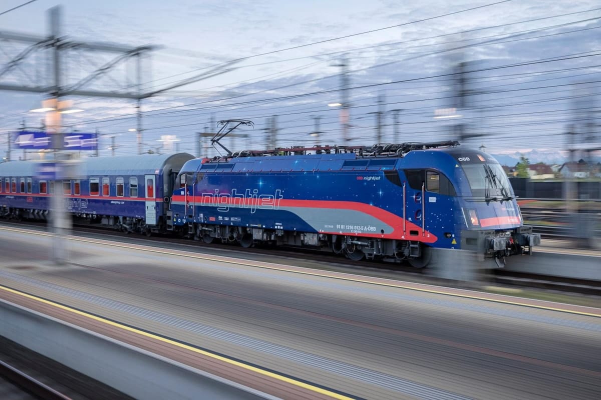 Ein Zug des ÖBB Nightjet in Bewegung