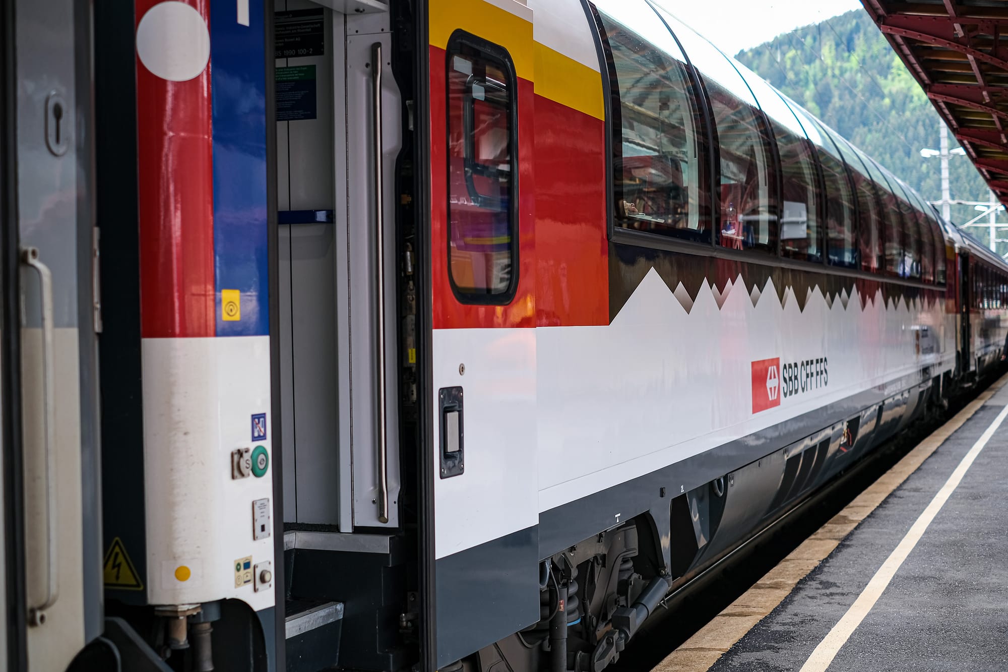 Panoramawagen der SBB am Bahnsteig