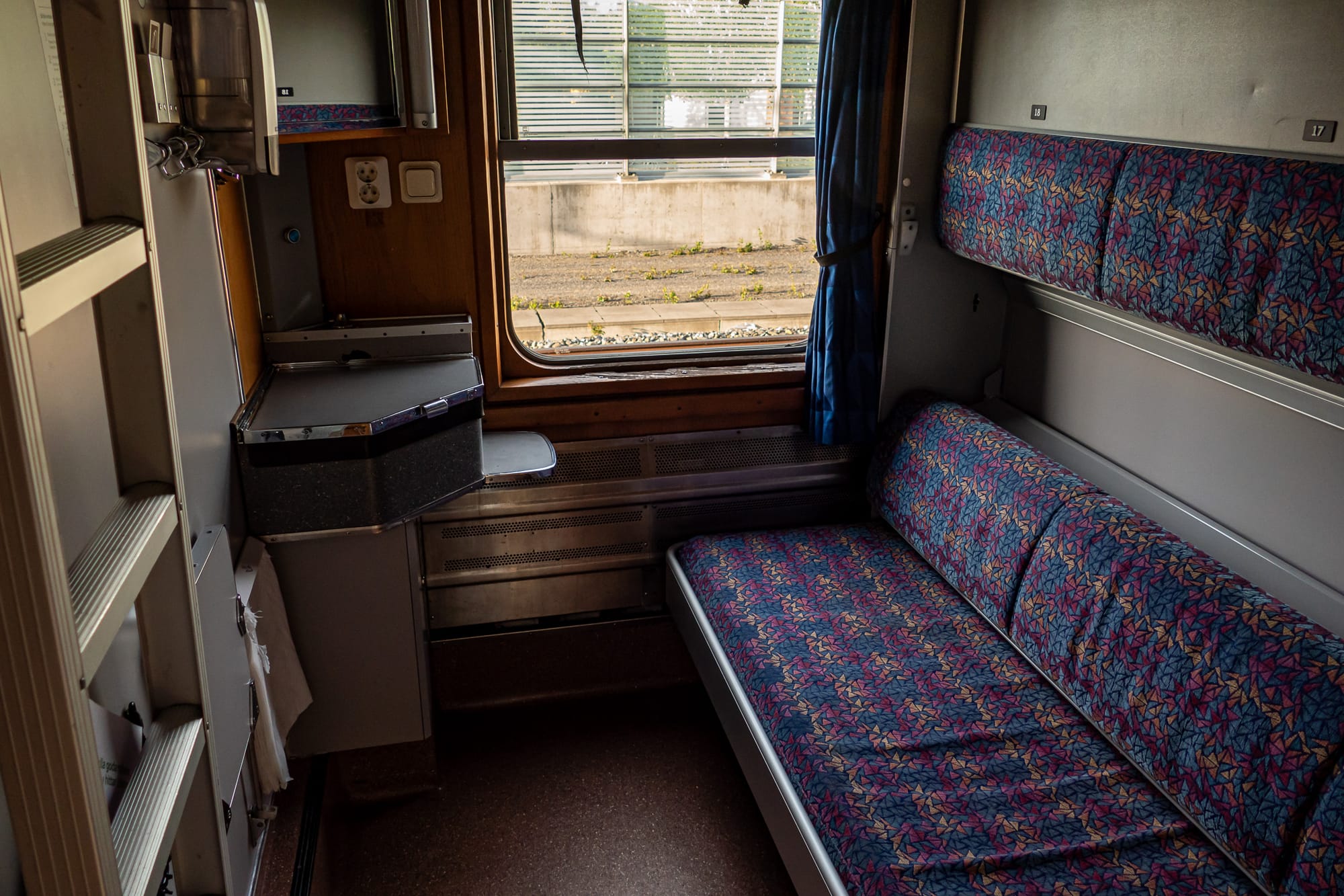 Schlafwagenabteil in Tagstellung